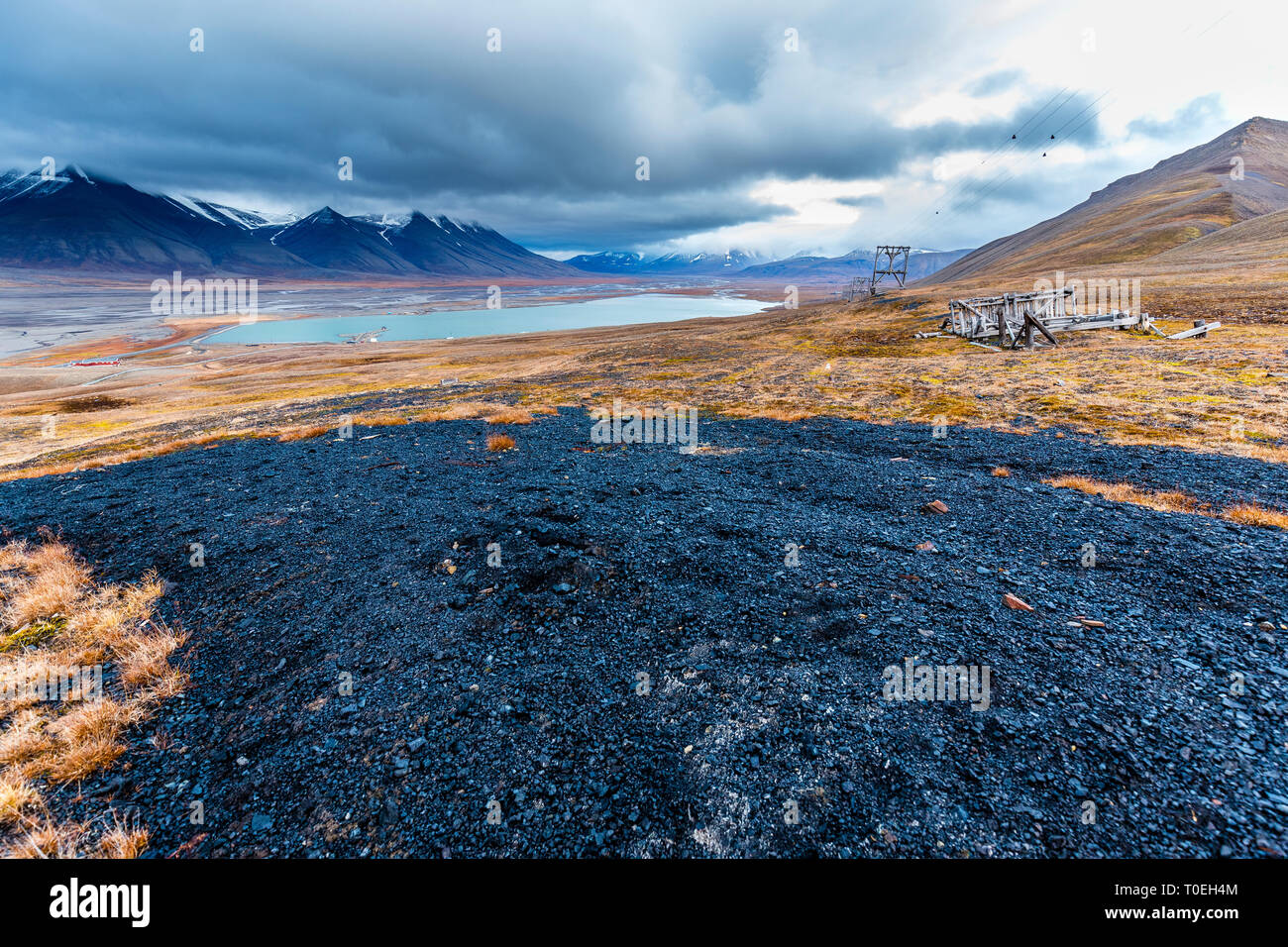 France paysage de montagne avec une grande vieille place du charbon, de prairies vertes sur l'île de Svalbard en fin d'automne Banque D'Images