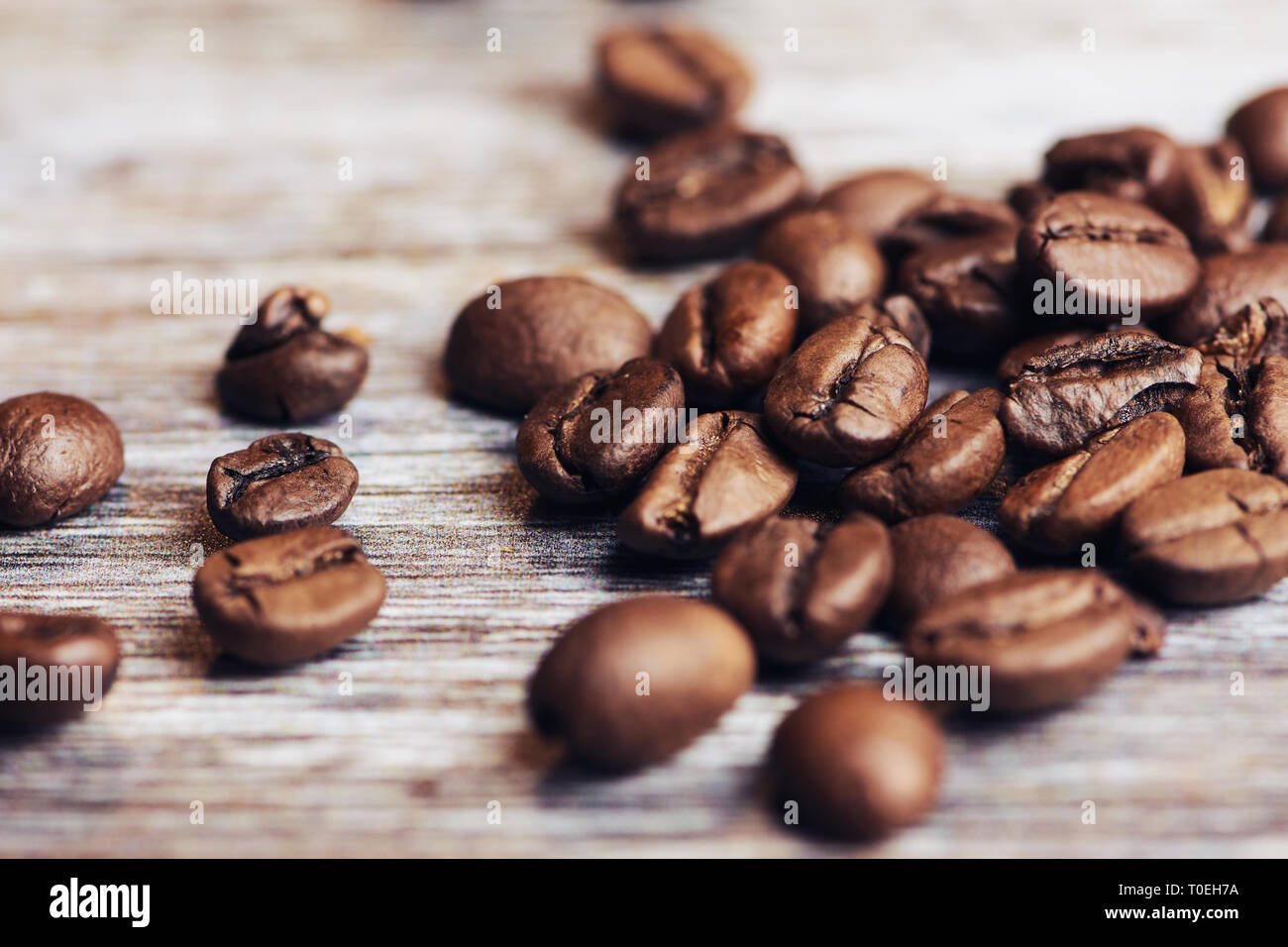 Les grains de café Roasted Brown sur une surface en bois brun, macro photo couleur Banque D'Images