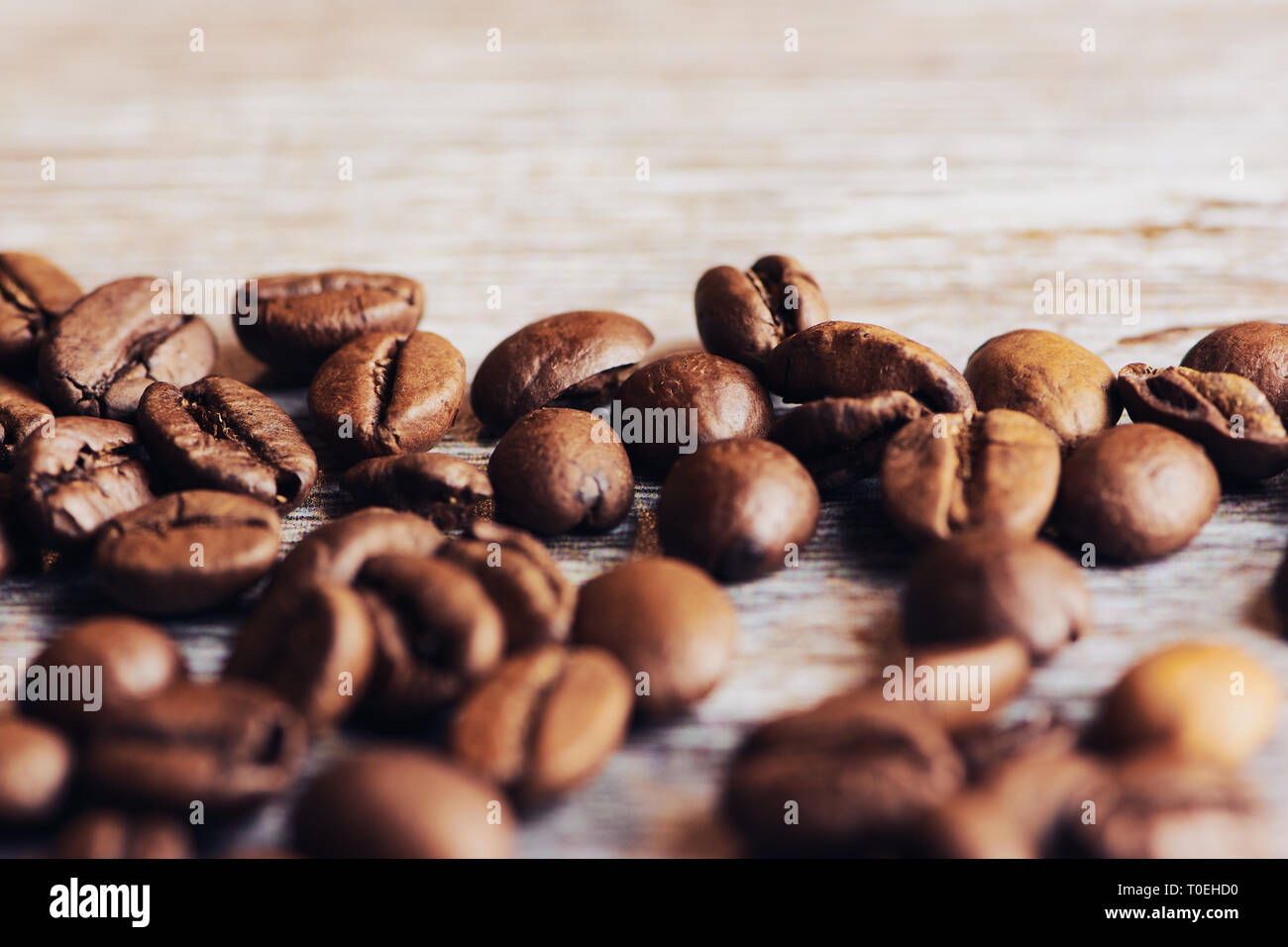 Les grains de café Roasted Brown sur une surface en bois brun, macro photo couleur Banque D'Images