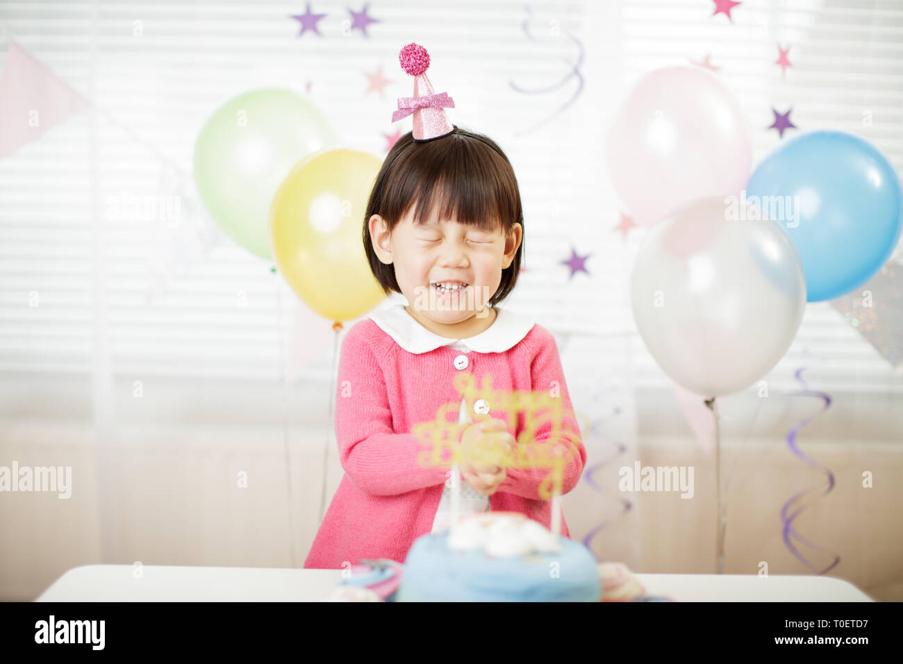 Bebe Fille Faire Un Souhait Pour Son Troisieme Anniversaire A Accueil Photo Stock Alamy