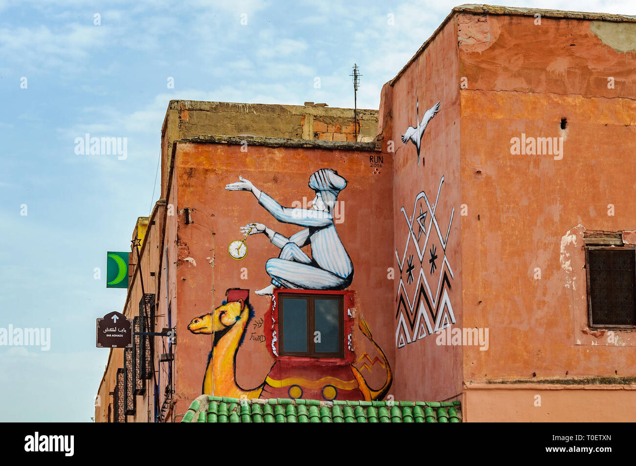 Mur peint dans la médina de Marrakech, Maroc Banque D'Images