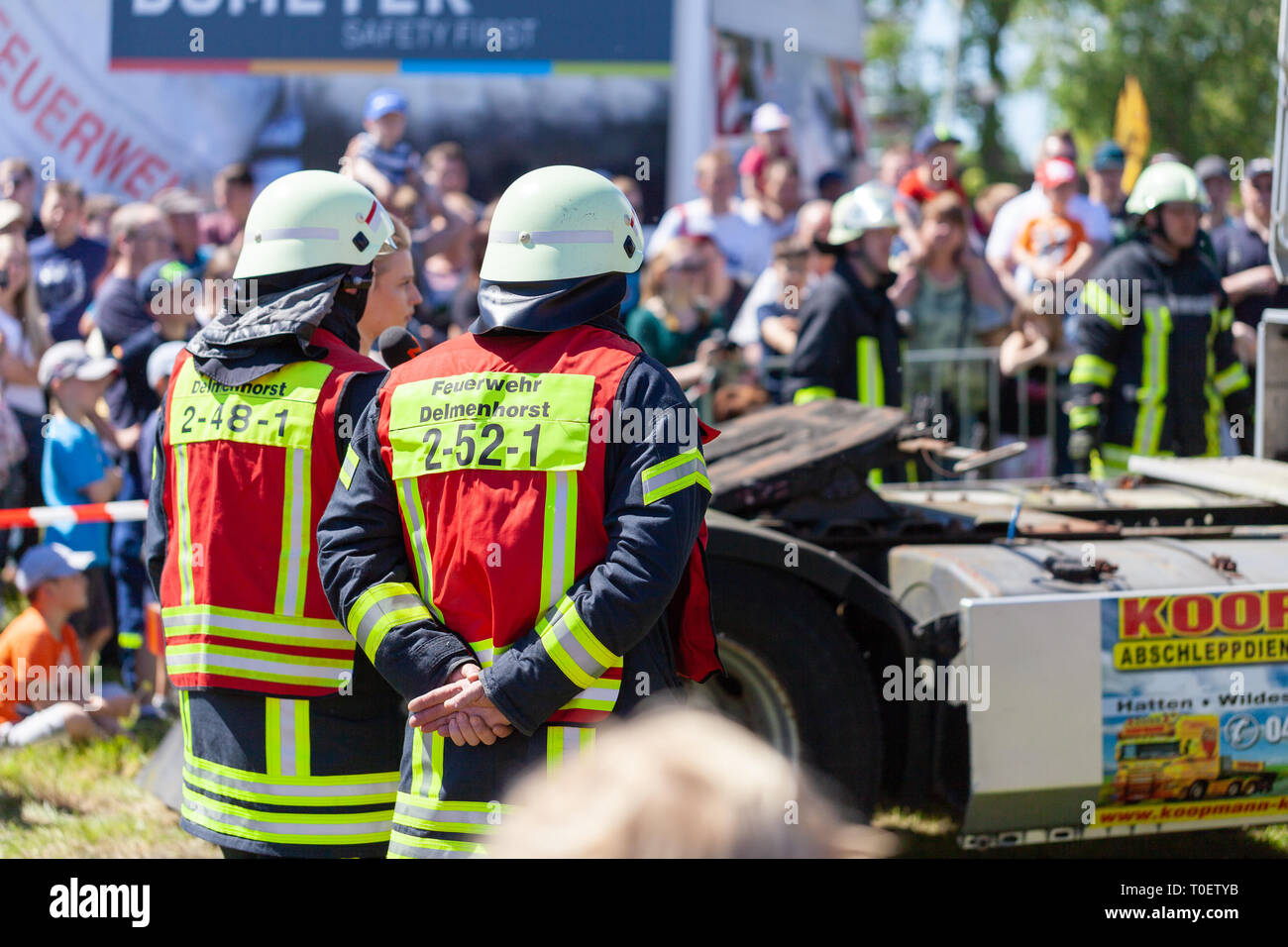 Hambourg / ALLEMAGNE - Mai 6, 2018 : les pompiers allemands s'entraînent sur un camion accident survenu à une journée portes ouvertes. Feuerwehr pompiers allemand moyen. Banque D'Images