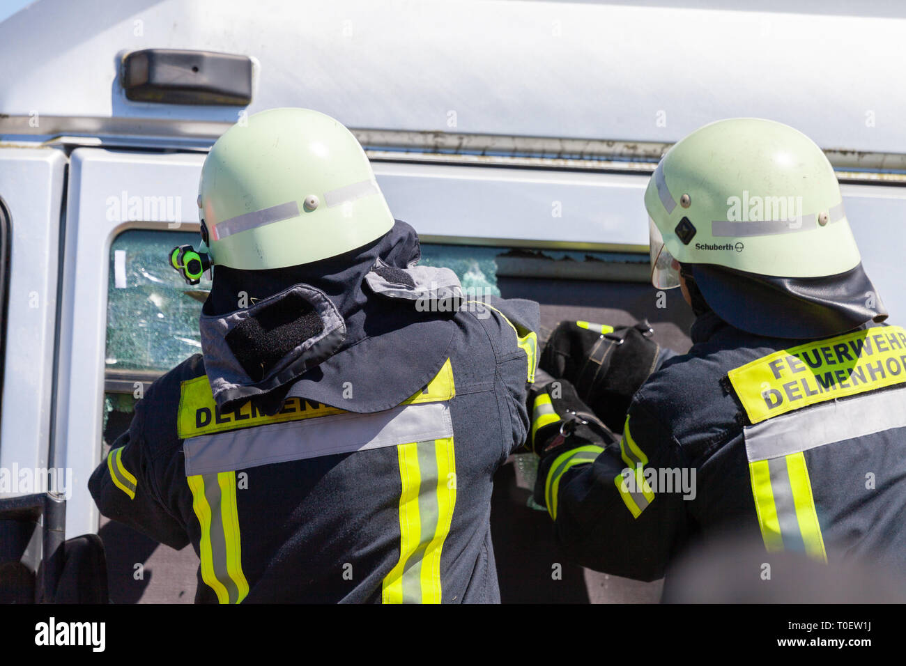 Hambourg / ALLEMAGNE - Mai 6, 2018 : les pompiers allemands s'entraînent sur un camion accident survenu à une journée portes ouvertes. Feuerwehr pompiers allemand moyen. Banque D'Images