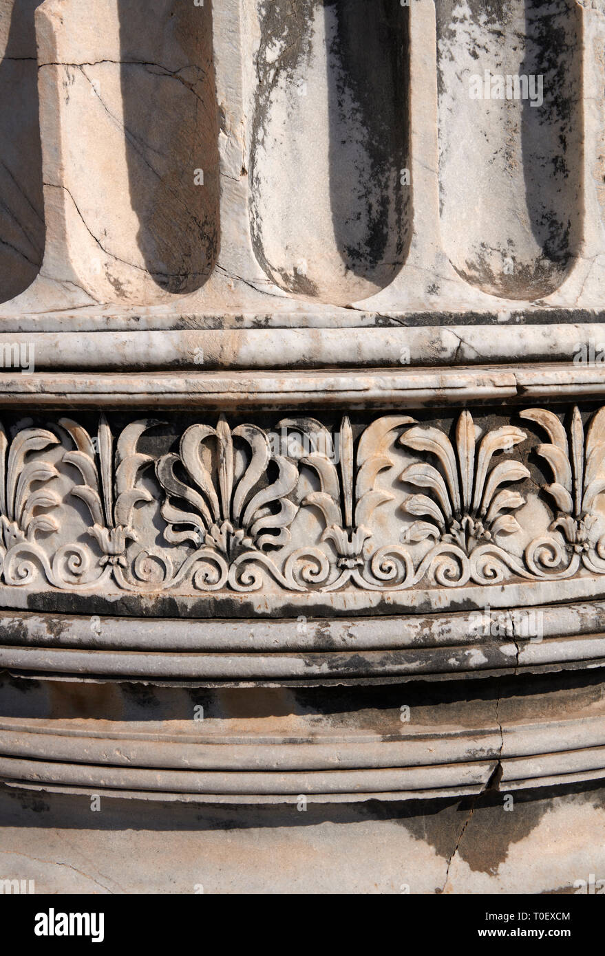 Photo d'une colonne à partir de la frise les ruines de l'antique grecque Ionienne Didymes Temple d'Apollon & accueil à l'Oracle d'Apollon. Aussi connu sous le n Banque D'Images