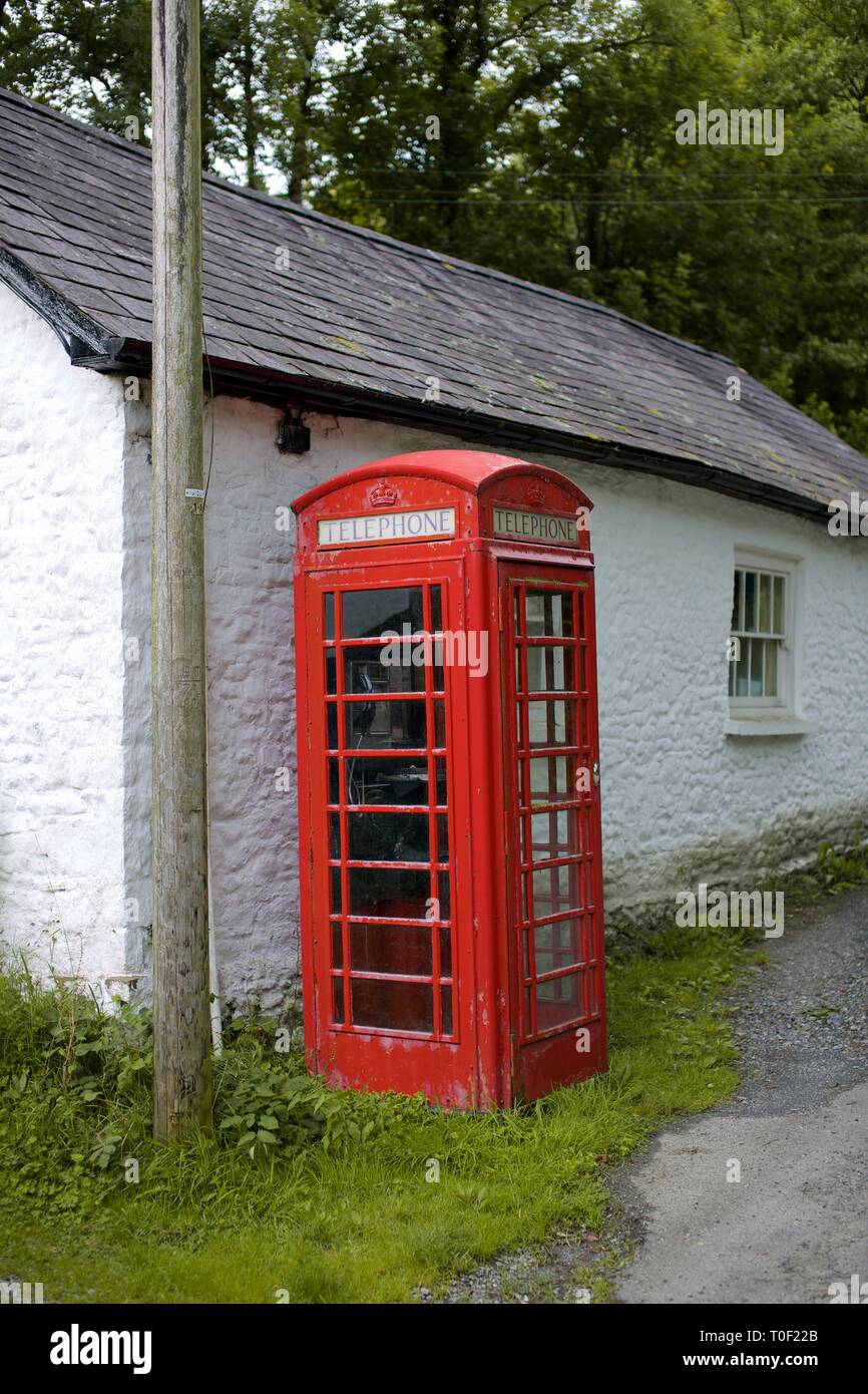 UK Téléphone rouge traditionnel fort dans un petit village de Cwmdu, Carmarthenshire, Pays de Galles Banque D'Images