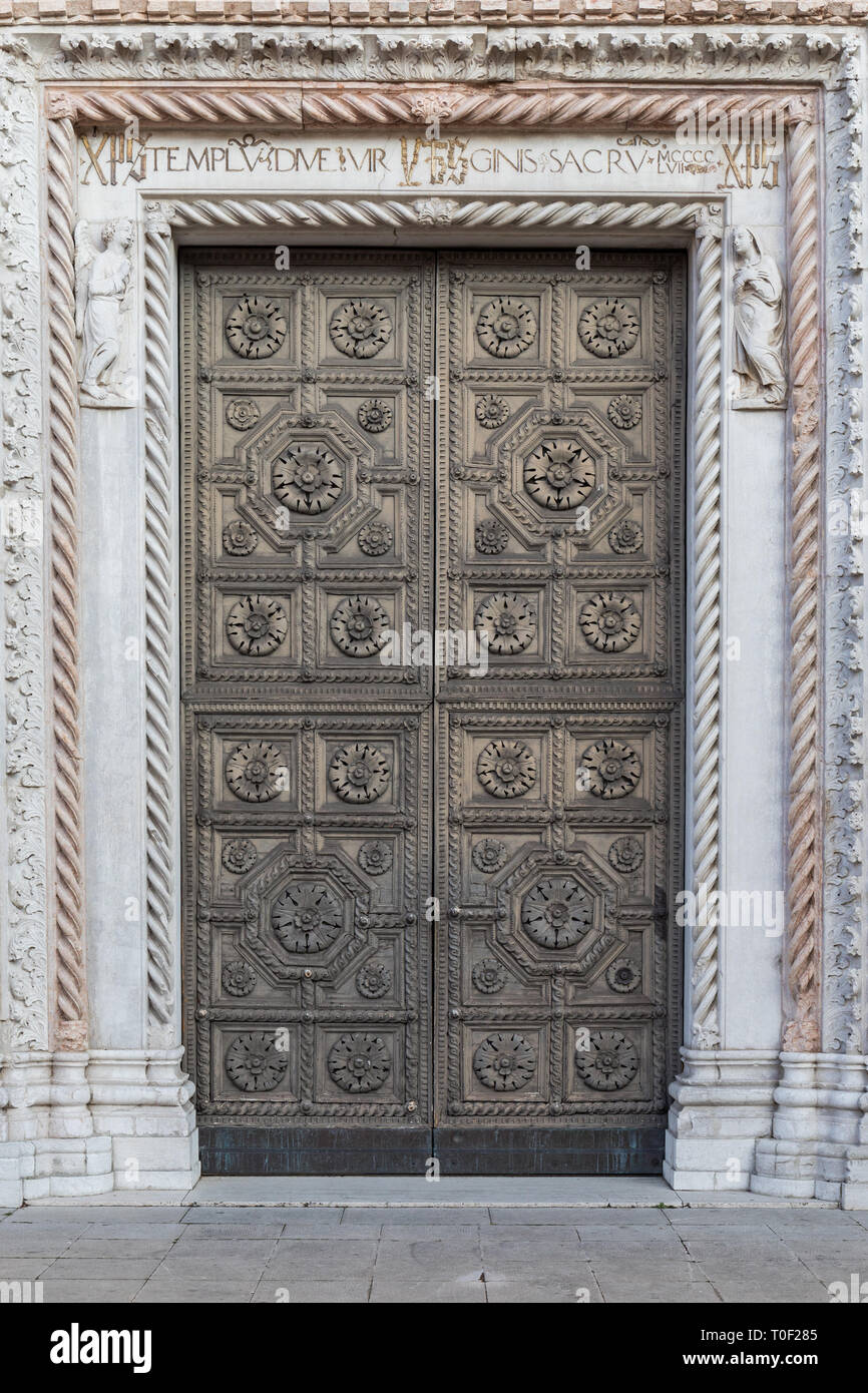 Entrée de la Duomo di Santa Maria Assunta à Cividale del Friuli, Italie Banque D'Images