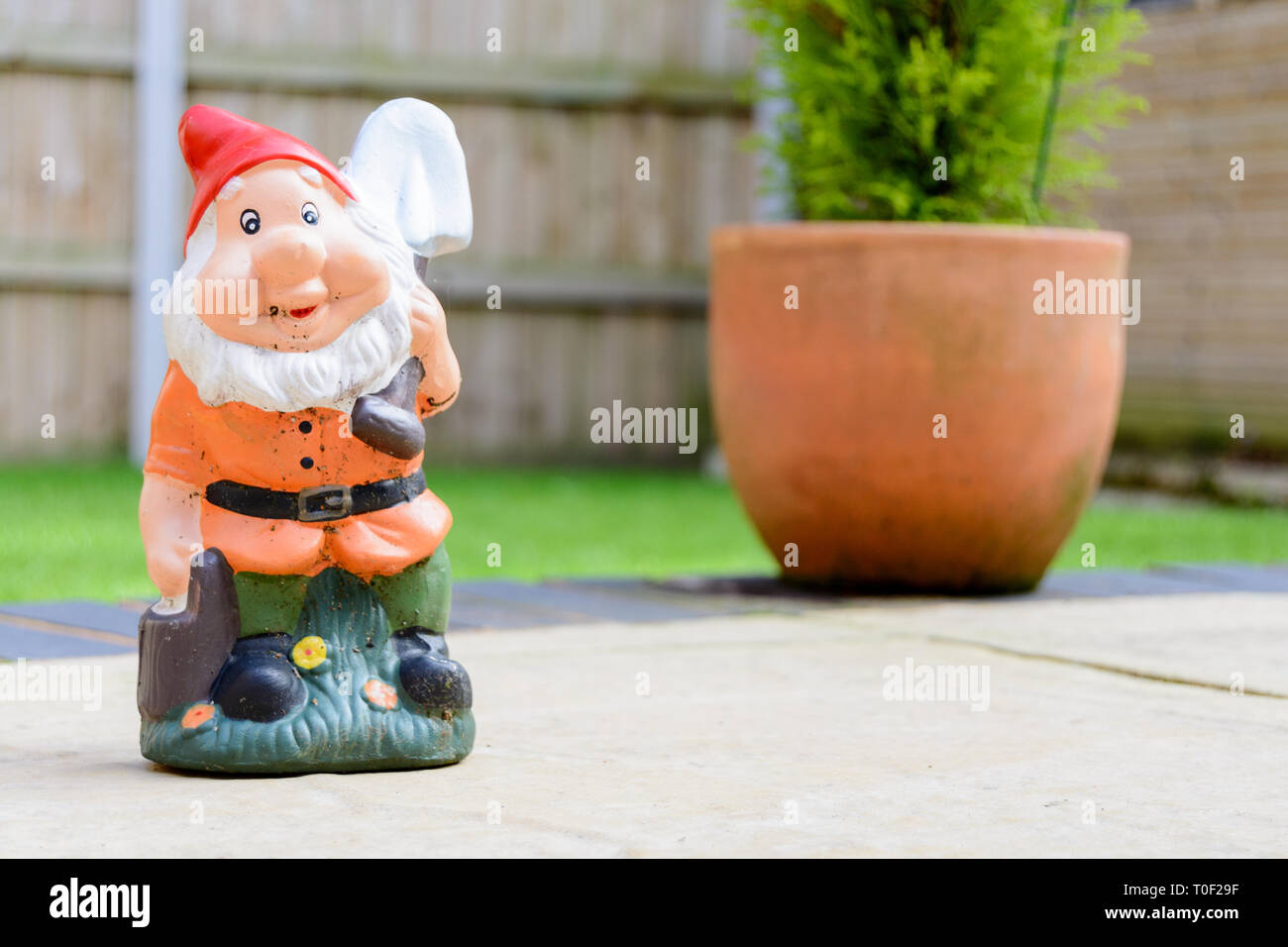 Un gnome avec un chat sur la terrasse du jardin Banque D'Images