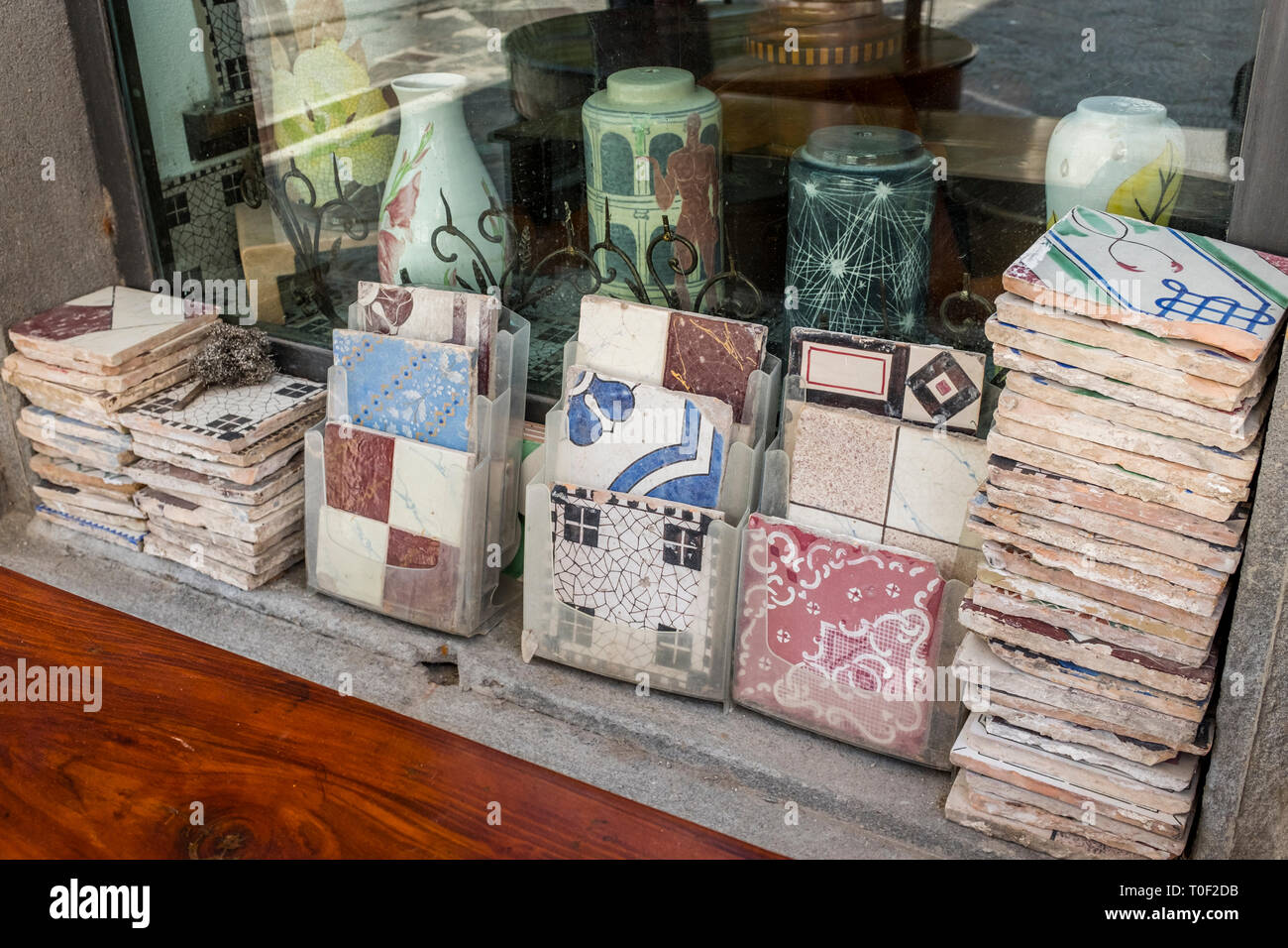 Détail de mosaïque et poterie artisanat local affiche dans une vitrine dans Minori, Italie sur la Côte Amalfitaine Banque D'Images