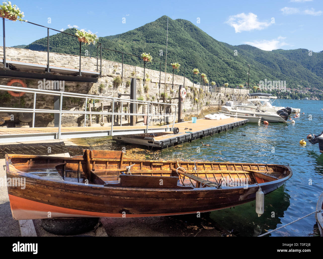 Vieux bateau de pêche dans un port de plaisance de lac de Côme, Italie Banque D'Images