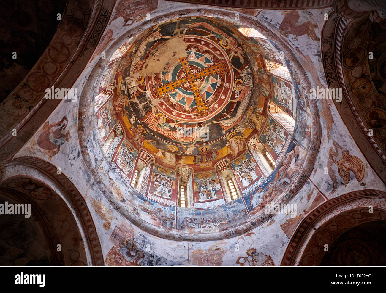 Photos et images de Nikortsminda ( Nicortsminda ) St Nicholas cathédrale orthodoxe de Géorgie intérieur riche fresques de la coupole dôme, 16ème siècle, le Ni Banque D'Images