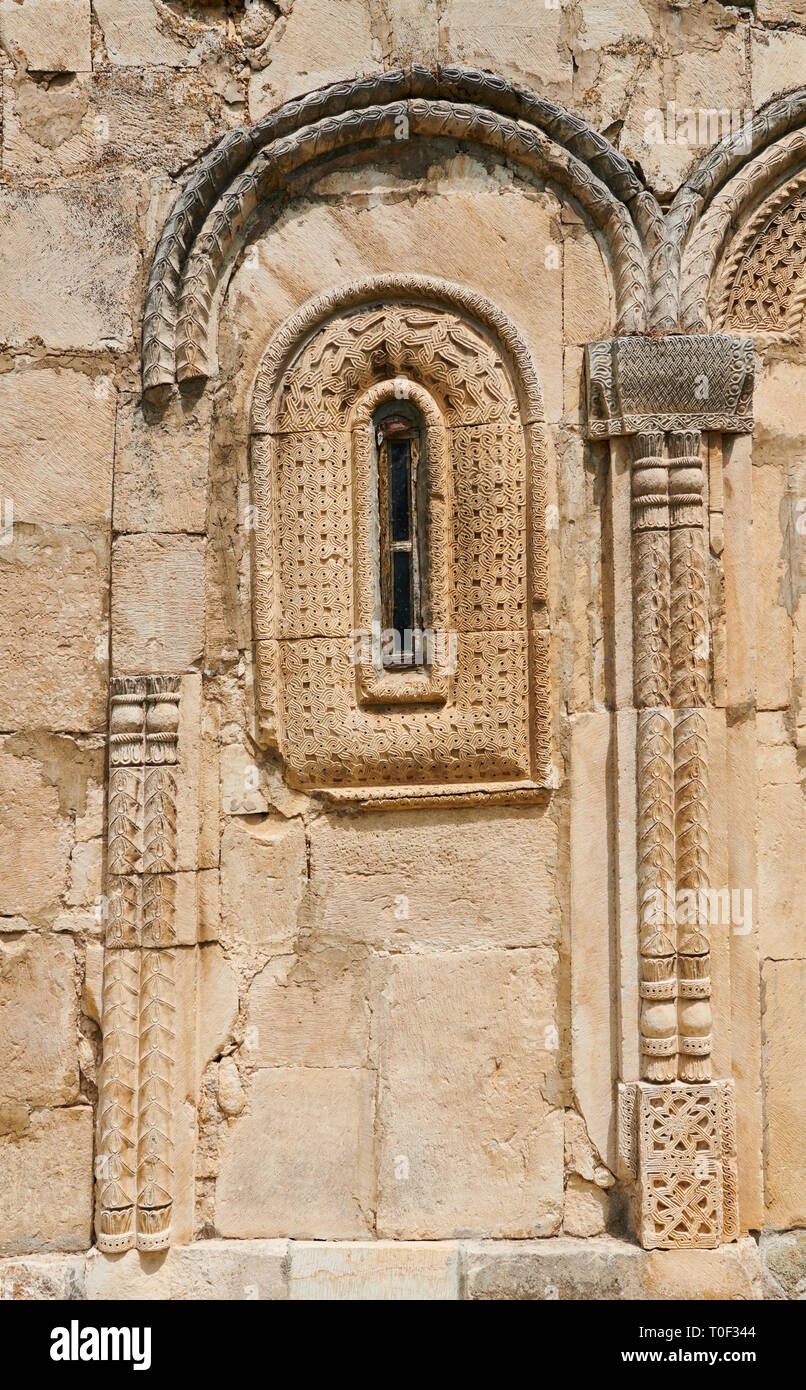 Photos et images de Nikortsminda ( Nicortsminda ) St Nicholas à l'extérieur de la cathédrale orthodoxe de Géorgie et son relief géorgienne fenêtre pierre Banque D'Images