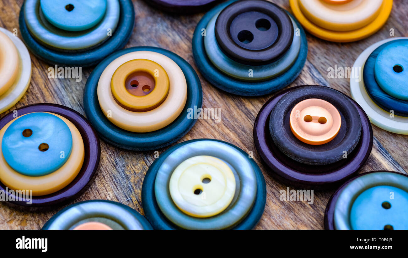 Piles bouton coloré. Mélange de couleur de fond des boutons. Banque D'Images