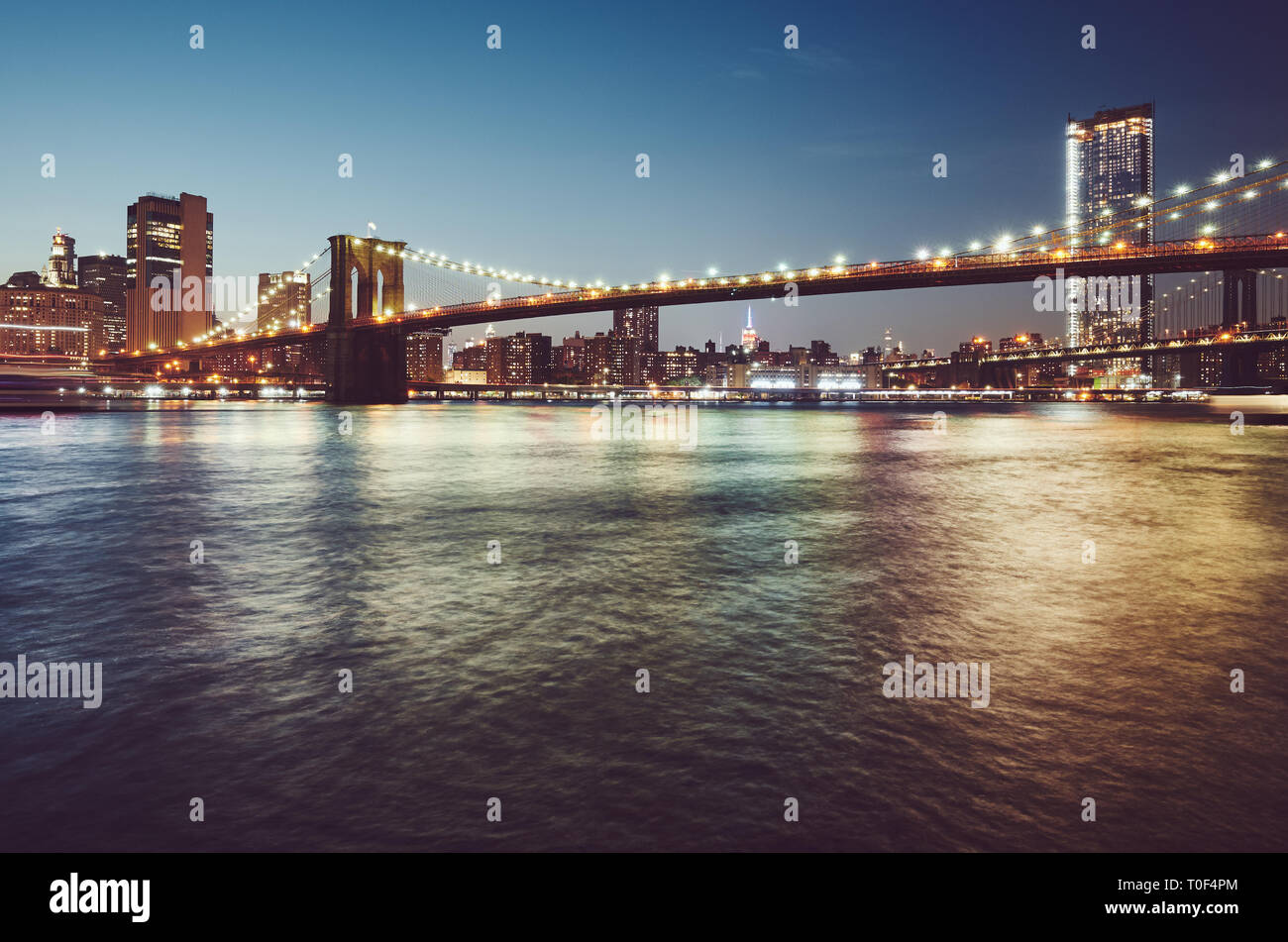 Pont de Brooklyn à l'heure bleue, couleur tonique photo, New York City, USA. Banque D'Images