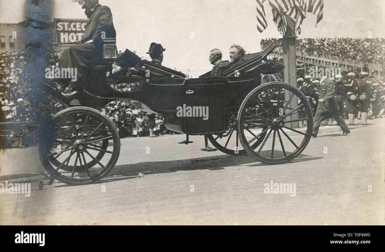 Photographie antique de 1908, chariot transportant l'amiral Robley D. Evans et le maire Edward R. Taylor à la « Parade pour la grande flotte blanche » sur l'avenue Van Ness, San Francisco, Californie, le 7th mai 1908.SOURCE : PHOTO ORIGINALE Banque D'Images