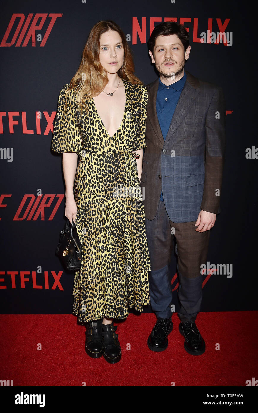 HOLLYWOOD, CA - le 18 mars : Zoe Grisedale (L) et de l'Iwan rj Management arrivent à la première de "Netflix la saleté' au ArcLight Hollywood le 18 mars 2019 à Hollywood, Californie. Banque D'Images