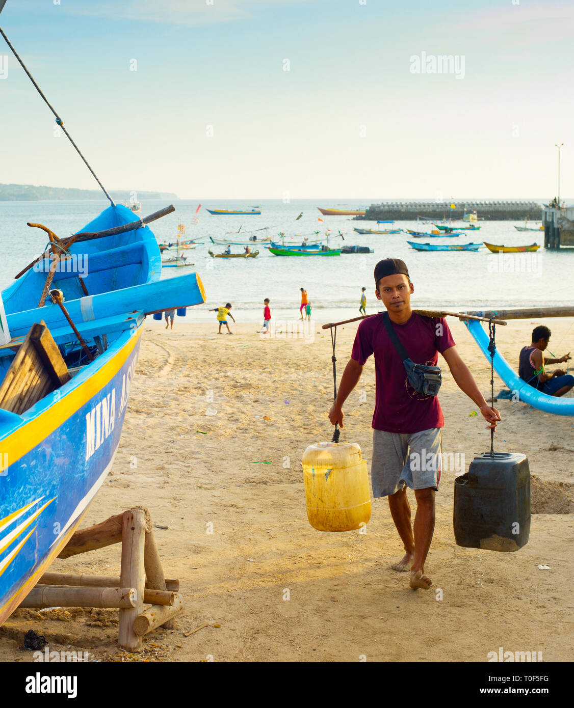 L'ÎLE DE BALI, INDONÉSIE - 15 MAI 2017 : Bali fisherman apportant l'eau de l'océan au village de pêcheurs Balinais Banque D'Images