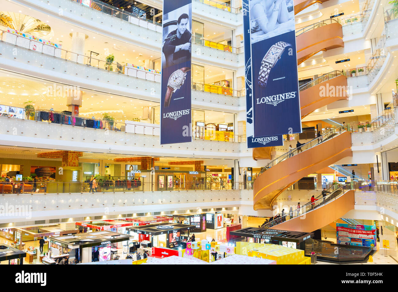 SHANGHAI, CHINE - 28 décembre 2016 : Les organisateurs du New World shopping mall à Shanghai. Célèbre pour son plus grand monde d'indexation en spirale Banque D'Images