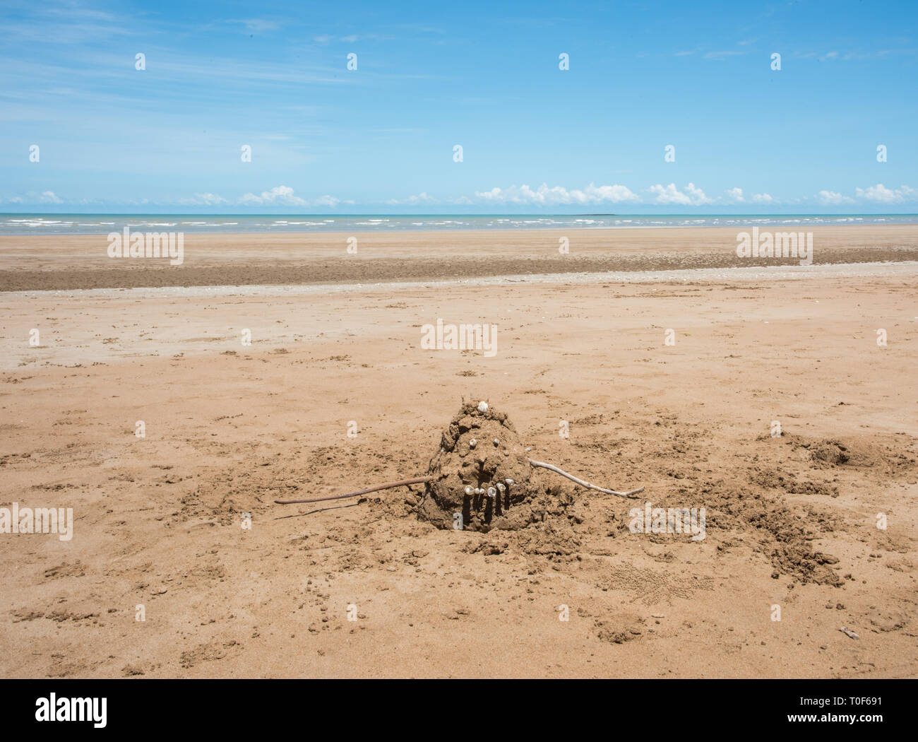 Château de sable isolé sur la plage à la réserve côtière Casuarina Casuarina, en Australie Banque D'Images