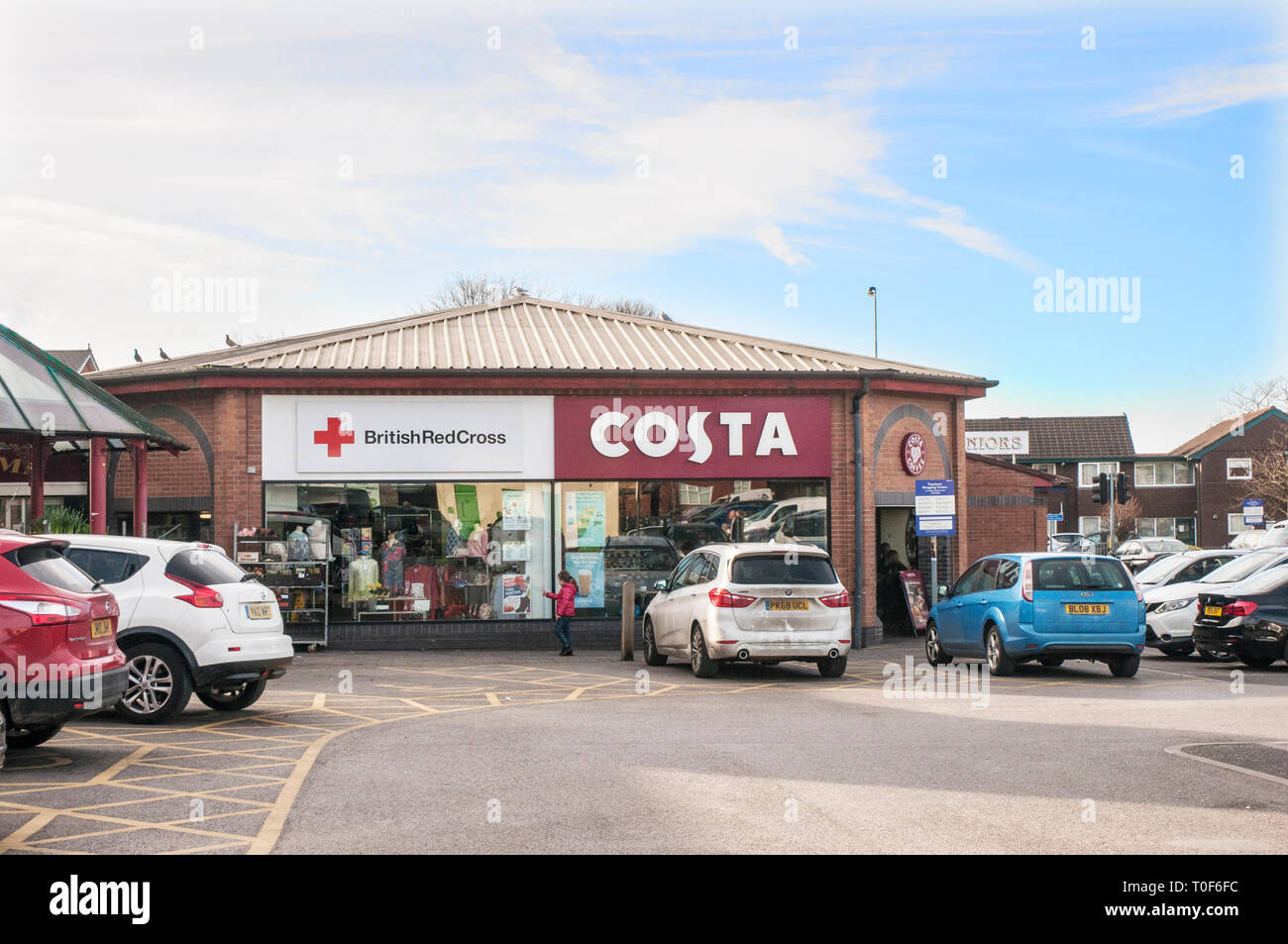 La Croix Rouge britannique et le Costa Coffee shops sur Teanlowe shopping centre Poulton le Fylde Lancashire England UK Banque D'Images