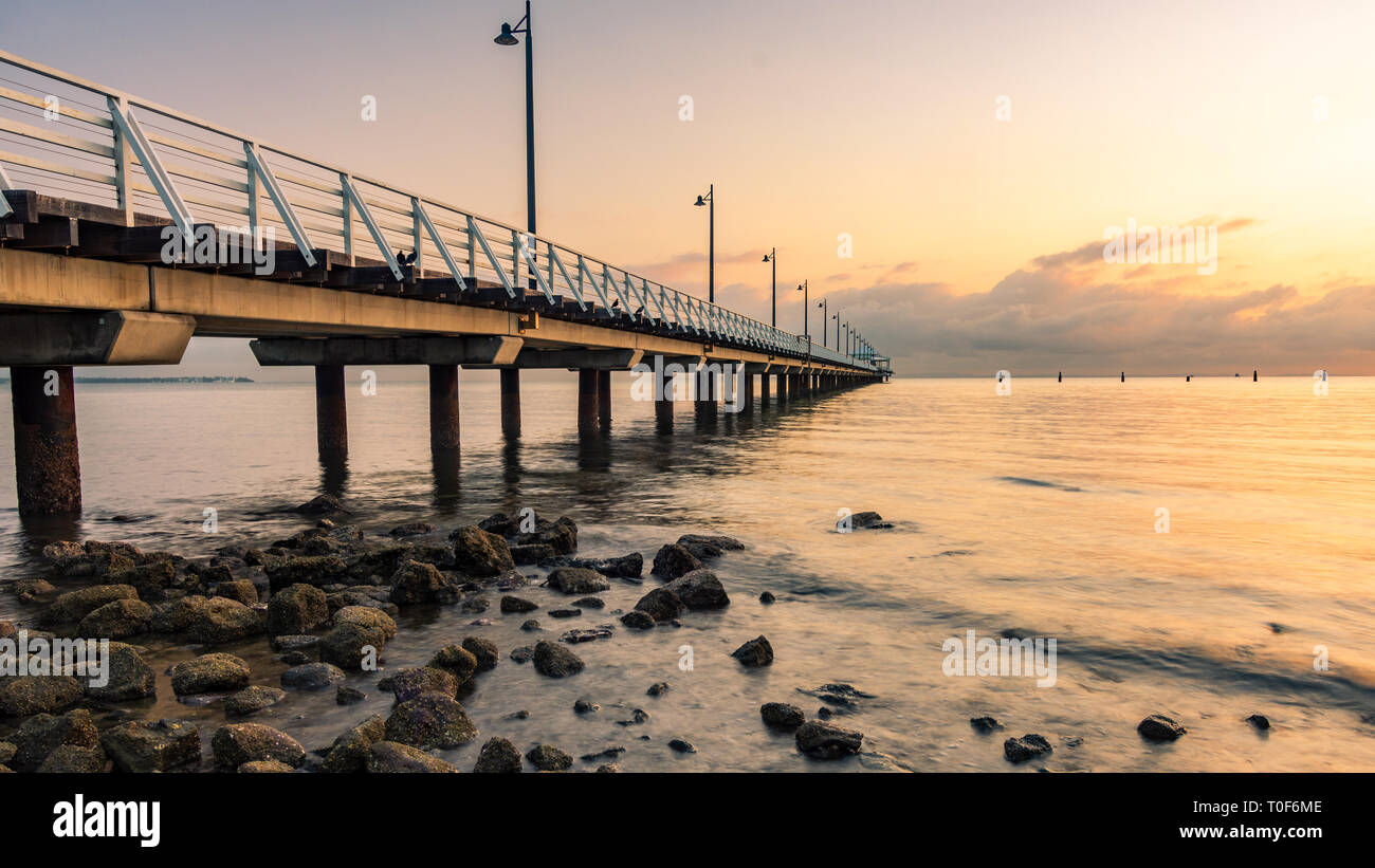 Lever de soleil sur l'Anne de Pier dans le Queensland en Australie. Situé dans la baie de Moreton. Banque D'Images