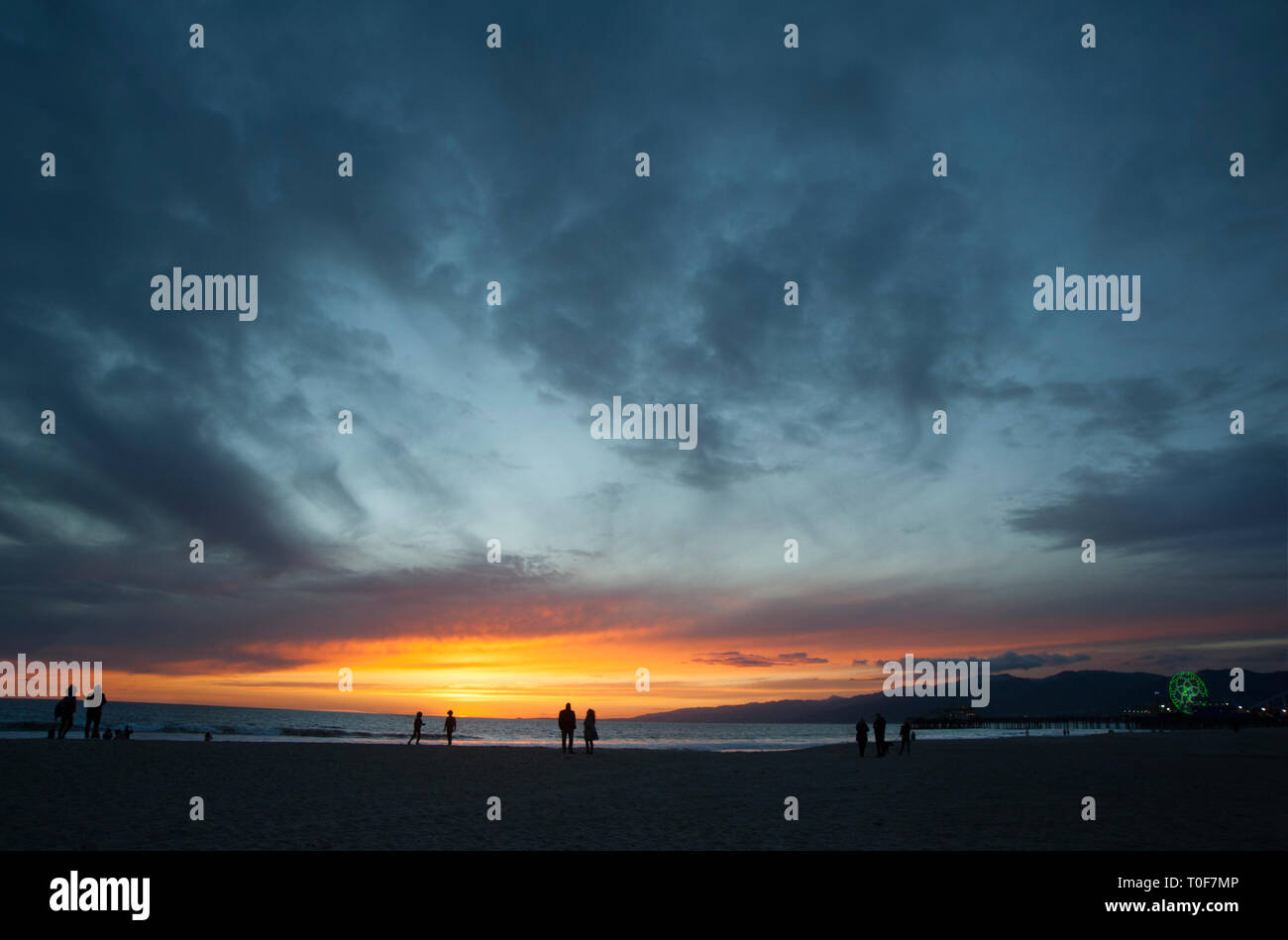 Les gens à regarder le coucher du soleil à la plage de Santa Monica à Los Angeles, CA Banque D'Images