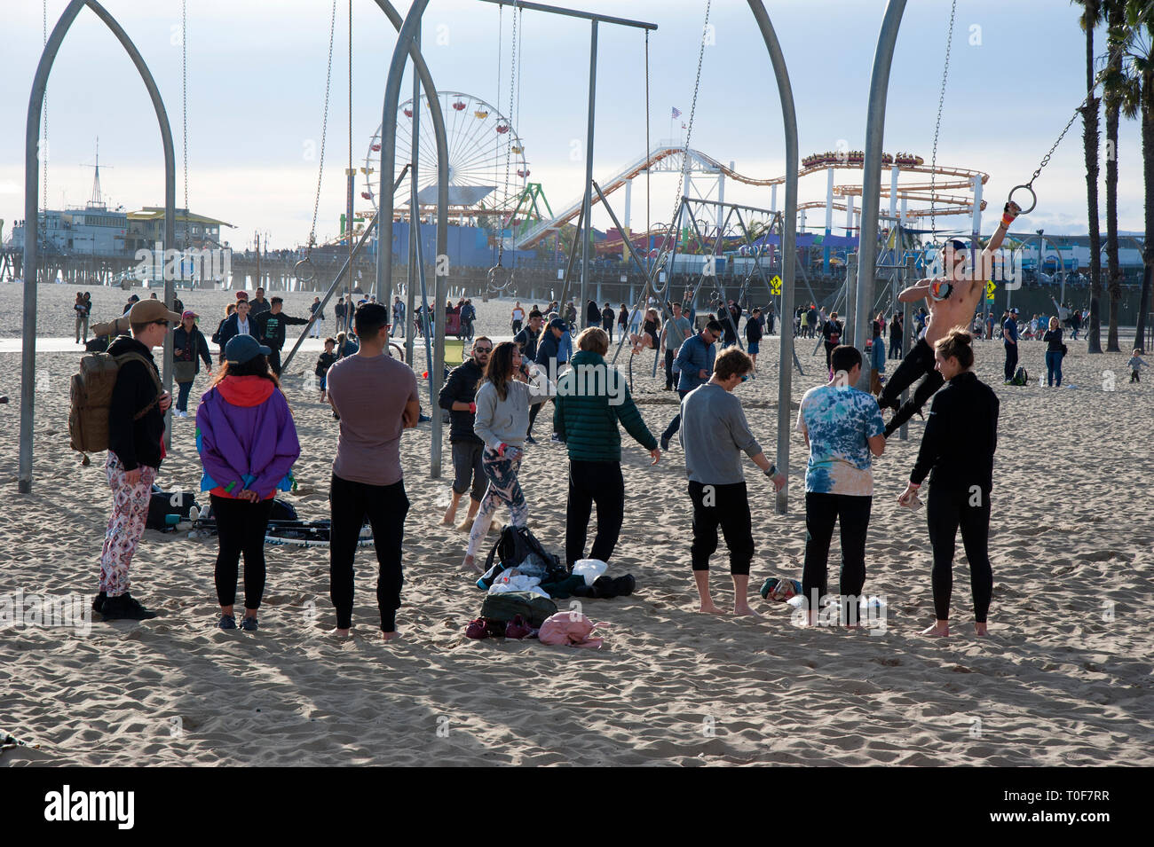 Aux personnes bénéficiant d'une aire de jeux sur la plage de Santa Monica près de l'embarcadère. Banque D'Images