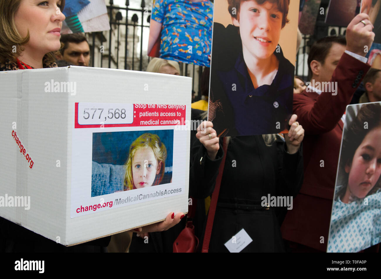 Londres, Royaume-Uni. 19 Mar 2019. Crispin Blunt MP et Tonia Antoniazzi MP inscrivez-vous les familles et de la campagne à la main dans une pétition signée par 577 568 à signiatures 10 Downing Street, de faire campagne pour l'accès au cannabis médical qui est maintenant légal mais toujours pas disponible pour de nombreux patients. Credit : PjrFoto/Alamy Live News Banque D'Images