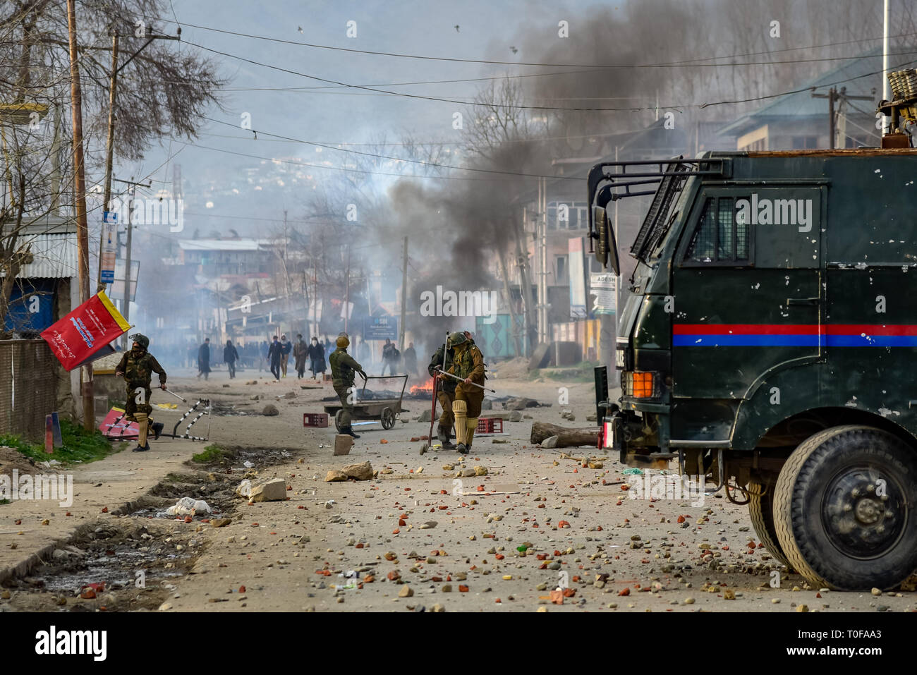 Pulwama, au Cachemire. Mar 19, 2019. Les manifestants du Cachemire sont considérés des affrontements avec les forces indiennes à Awantipora.D'intenses affrontements ont éclaté dans la région de South Awantipora Pulwama du Cachemire au milieu d'un district d'arrêt spontané après la mort d'un gardien enseignant local Rizwan Pandit. Pandit, qui a été arrêté par la police dans une affaire liée au militantisme, est mort en garde à vue dans le camp du fret de Srinagar, la nuit dernière, a annoncé la police. Credit : Idrees Abbas/SOPA Images/ZUMA/Alamy Fil Live News Banque D'Images