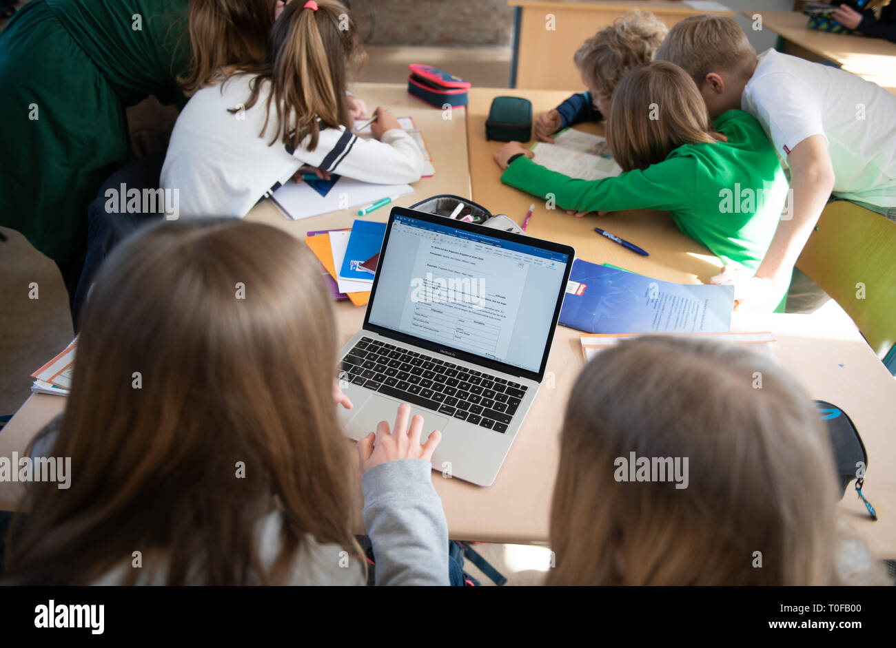 18 mars 2019, Hambourg : ILLUSTRATION - Les élèves de cinquième année de l'utilisation d'un ordinateur portable en classe. Photo : Daniel Reinhardt/dpa Banque D'Images