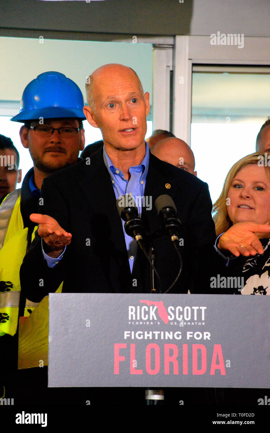 Port Canaveral, Floride, USA. 19 Mar 2019. Ancien gouverneur de Floride et maintenant sénateur américain Rick Scott a visité Port Canaveral pour expliquer son combat pour l'ordre du jour budget Floride, qui détaille les priorités spécifiques des plans de lutte contre le sénateur pour cette année à la Congressional Budget et les crédits. Après un bref discours Scott a parlé avec certains employés et fonctionnaires. port Le sénateur Scott est membre de la commission du budget du Sénat. Crédit photo : Julian Poireau/Alamy Live News Banque D'Images