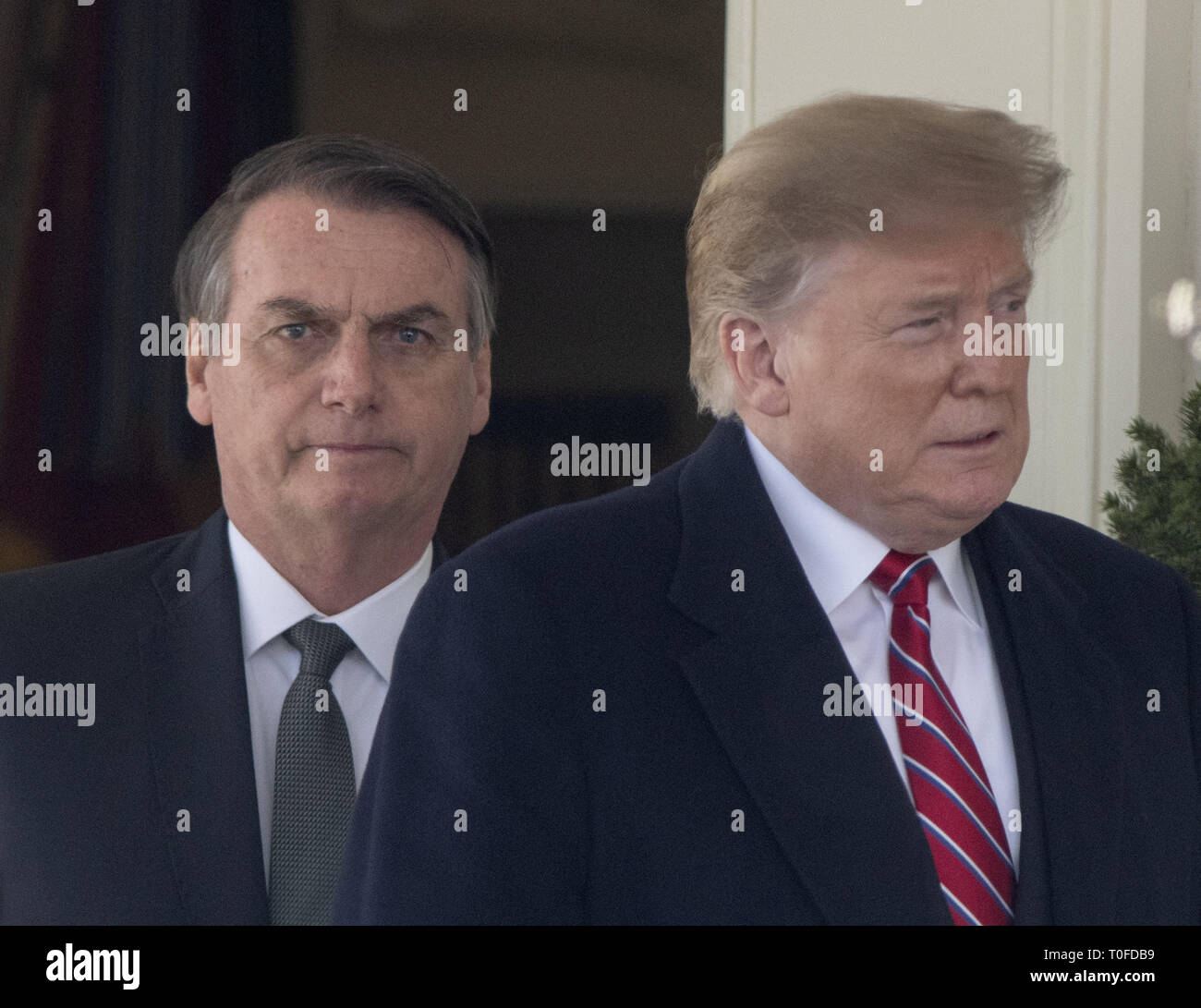 Washington, District de Columbia, Etats-Unis. Mar 19, 2019. Le Président des Etats-Unis, Donald J. Trump et Président du Brésil Bolsonaro Jaďr, émergent de l'Oval Office avant de tenir une conférence de presse commune dans la roseraie de la Maison Blanche à Washington, DC le Mardi, Mars 19, 2019 Credit : Ron Sachs/CNP/ZUMA/Alamy Fil Live News Banque D'Images