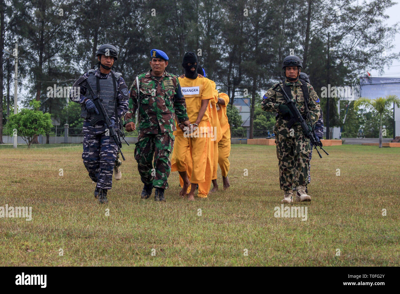 Les officiers de l'Armée de l'État indonésien vu strictement gardant les quatre suspects après la patrouille. Alors qu'il patrouillait dans les eaux de mer d'Aceh, des officiers de la marine indonésienne a obtenu 50 kilos de méthamphétamine (sabu) stupéfiants qui ont été introduites et une arme haut et quatre suspects qui ont été organisés d'un réseau international du pays Thailand-Indonesia. Banque D'Images