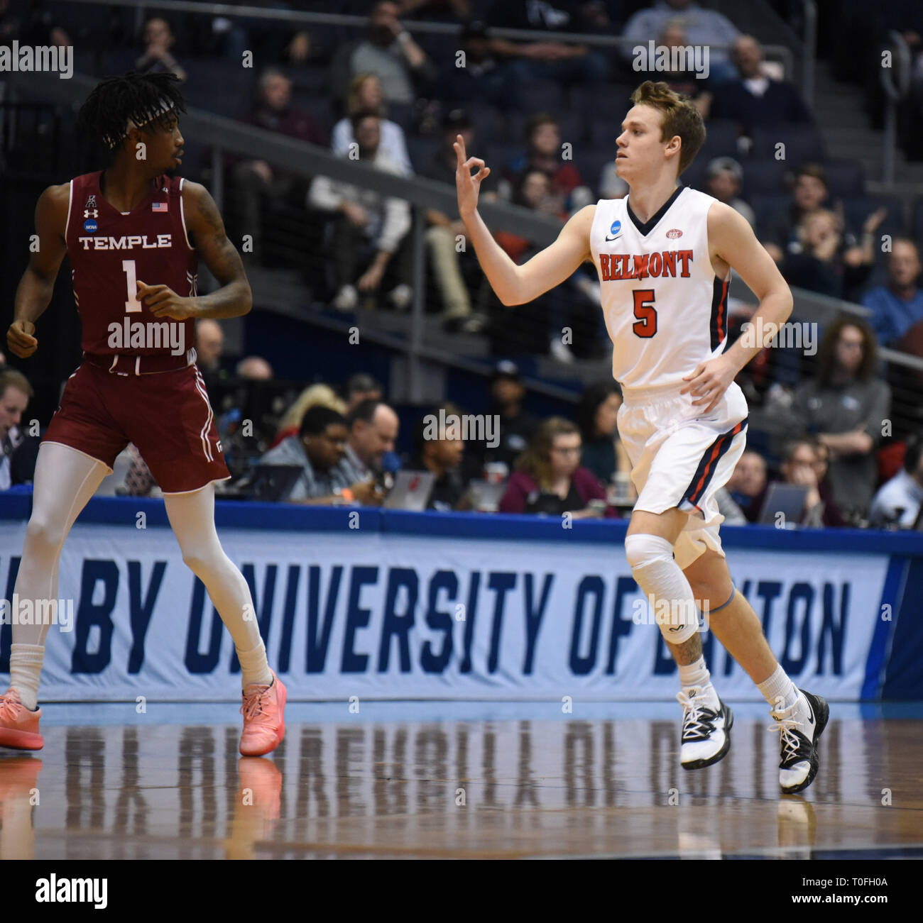 Dayton, Ohio, USA. Mar 19, 2019. Bruins Belmont guard Adam Kunkel (5) peut contenir jusqu'à 3 doigts de signal hiboux Temple Guard Quinton Rose (1) qu'il a heurté un pointeur 3 pendant la première NCAA quatre match entre le temple des hiboux et les Bruins de Belmont à l'Université de Dayton Arena à Dayton, Ohio. Austyn McFadden/CSM/Alamy Live News Banque D'Images