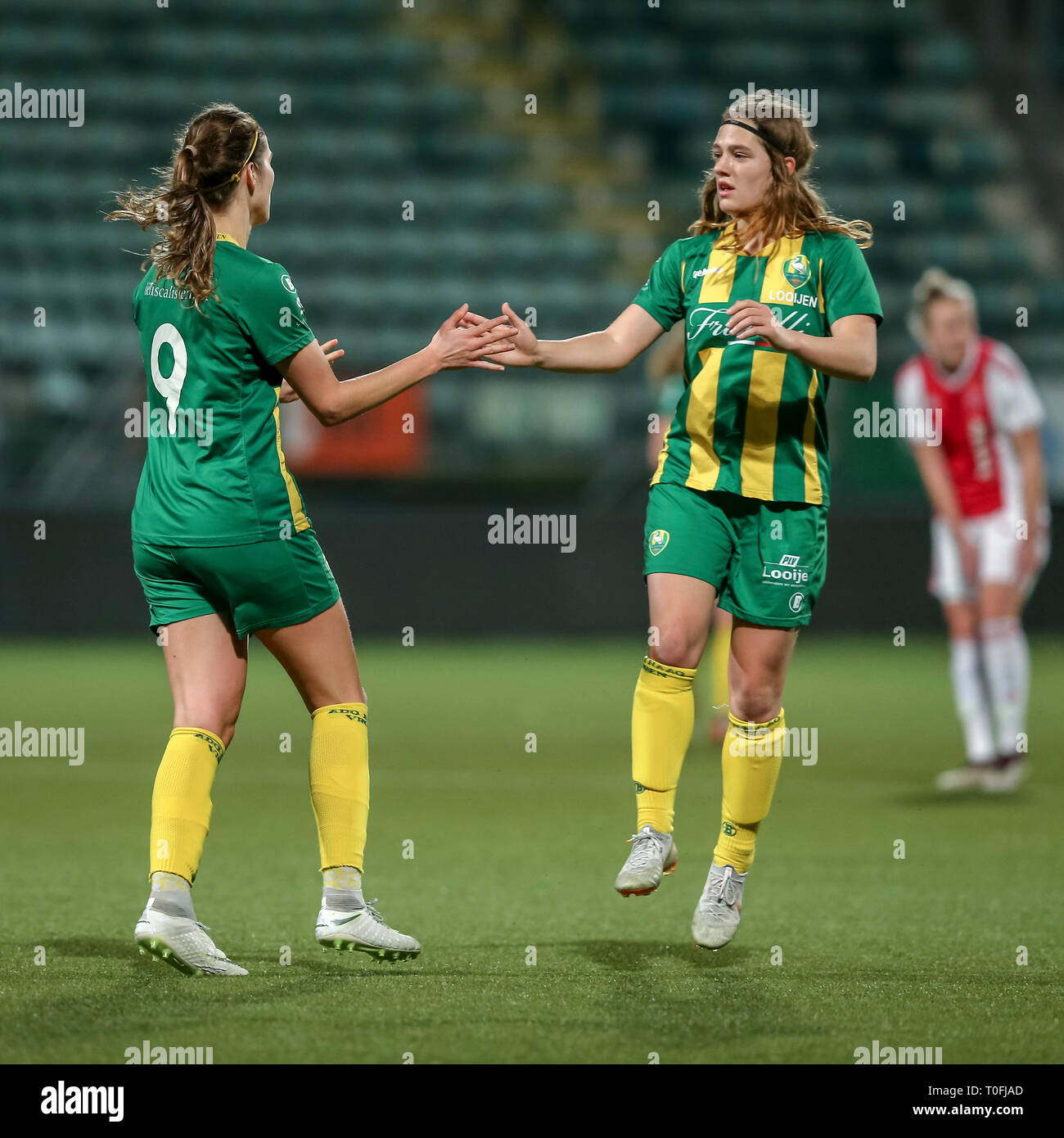 DEN HAAG, 19-03-2019 ,Voitures Jeans stadion, l'Eredivisie (femmes), Ajax - ADO (femmes) saison 2018 / 2019 ,, Pia Rijsdijk (l) célébrer son but avec ADO player Maartje Looijen (r) pendant le match Ajax - ADO (femmes) Banque D'Images