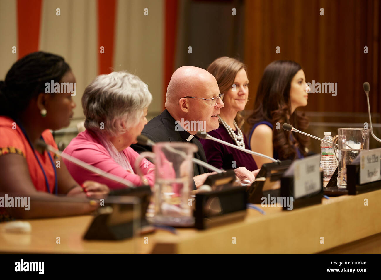 New York, USA. Mar 19, 2019. La Mission permanente d'observation du Saint-Siège auprès de l'Organisation des Nations Unies est l'hôte de la manifestation intitulée "La protection de la féminité et de la dignité humaine dans l'autonomisation des femmes et les politiques d'égalité aujourd'hui, Mgr TOMASZ GRYSA, Premier Conseiller modatator . Des membres de groupes de travail ; (g à d) ANNE KIOKO, Organisation africaine pour les familles, CitizenGo Afrique Directeur, SUE ELLEN BROWDER, auteur "détourné" Mgr TOMASZ GRYSA, modérateur, SUSAN YOSHIHARA, Ph.D. C-FAM, LILA ROSE, Live Action Credit : Mark J Sullivan/Alamy Live News Banque D'Images