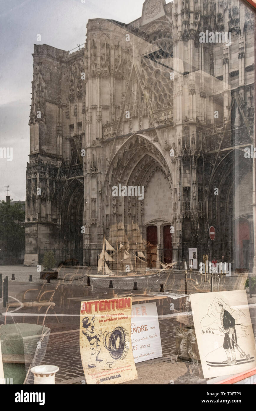 Cathédrale de Troyes reflétée dans la fenêtre de la boutique d'antiquités, Troyes, la Champagne, France Banque D'Images