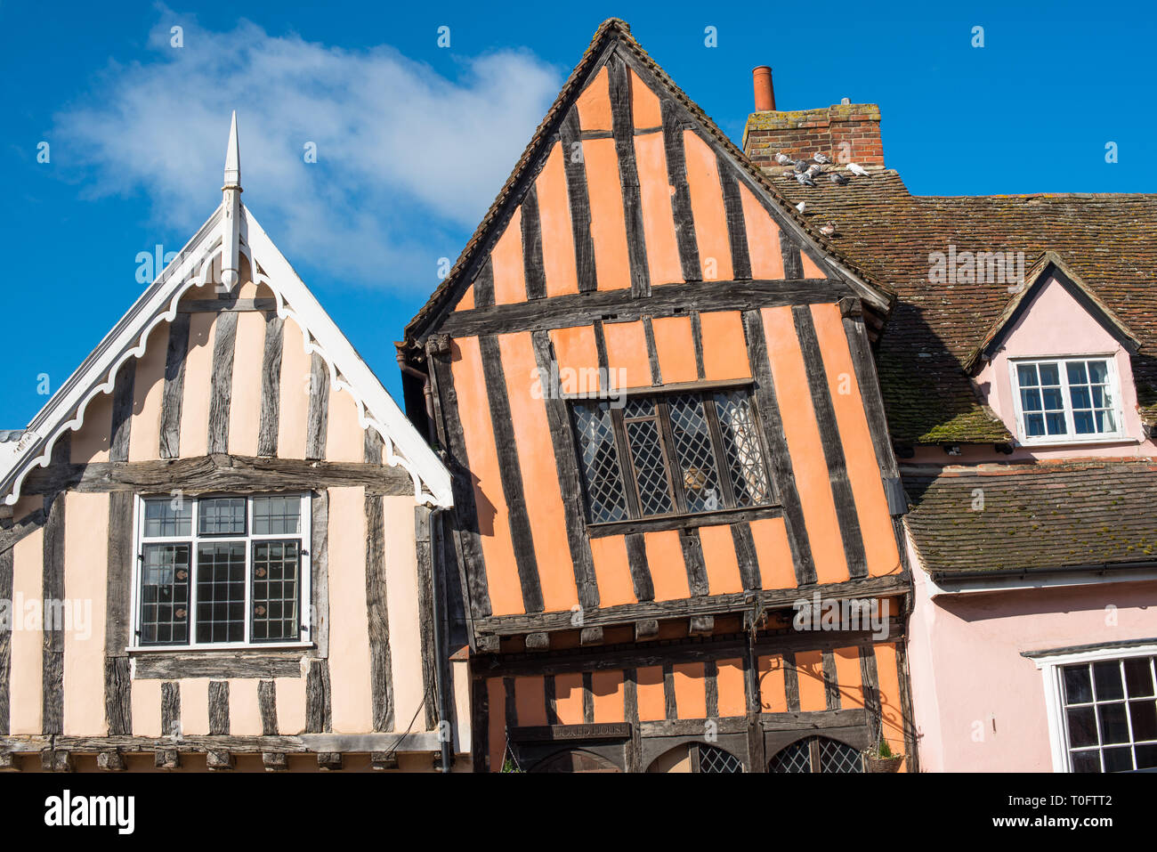 15e siècle Crooked House boutique d'antiquités et de thé en chevrotant pittoresque bâtiment à colombages orange crooked dans High Street, Long Melford, Suffolk, Angleterre, Royaume-Uni. Banque D'Images