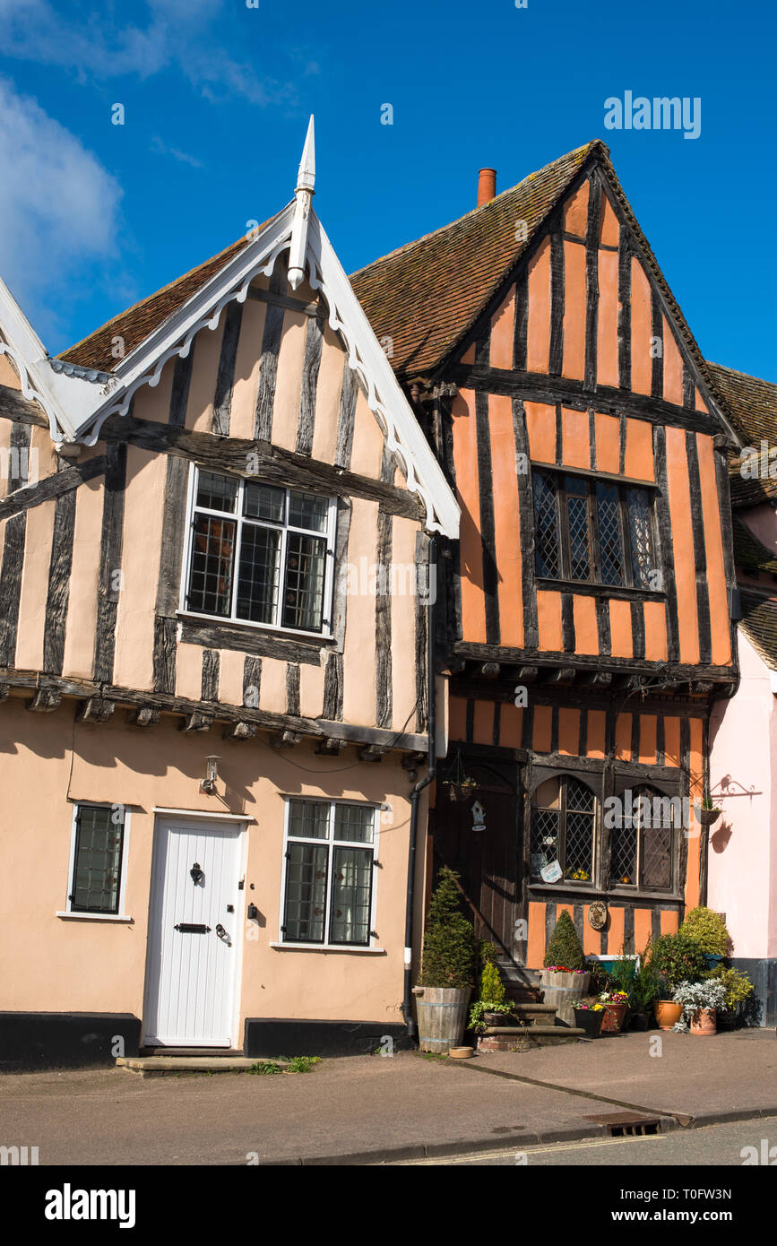 15e siècle Crooked House boutique d'antiquités et de thé en chevrotant pittoresque bâtiment à colombages orange crooked dans High Street, Long Melford, Suffolk, Angleterre, Royaume-Uni. Banque D'Images