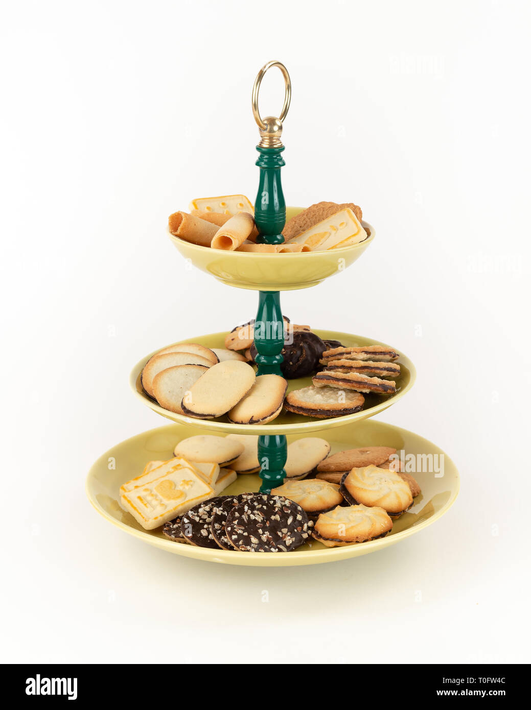 Niveau trois Mid-Century Modern plat de service plaques émaillée jaune et vert Tige en bakélite avec anneau en laiton poignée pour desserts avec serviettes de Cookies Banque D'Images