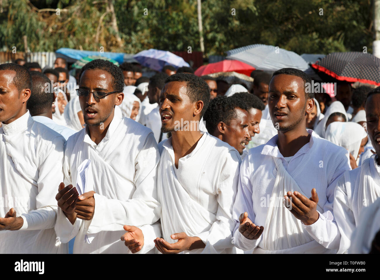 Gonder, Ethiopie, le 18 février 2015 : Des gens habillés en tenue traditionnelle de célébrer le festival Timkat, l'importante célébration orthodoxe éthiopienne o Banque D'Images