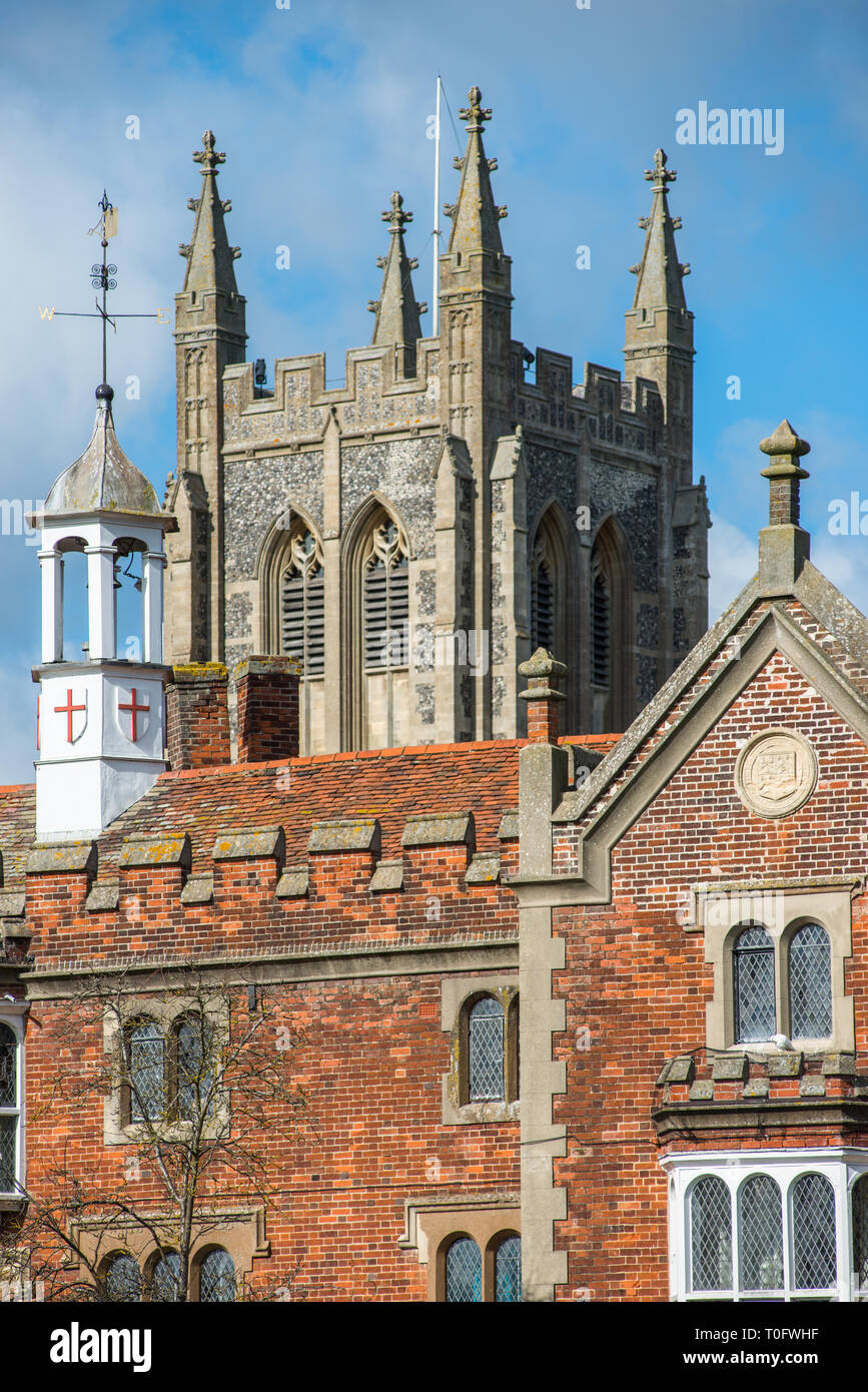 Hôpital de la sainte et Sainte Trinité à l'église Holy Trinity à l'arrière, dans le village de Long Melford, Suffolk, East Anglia, Royaume-Uni. Banque D'Images