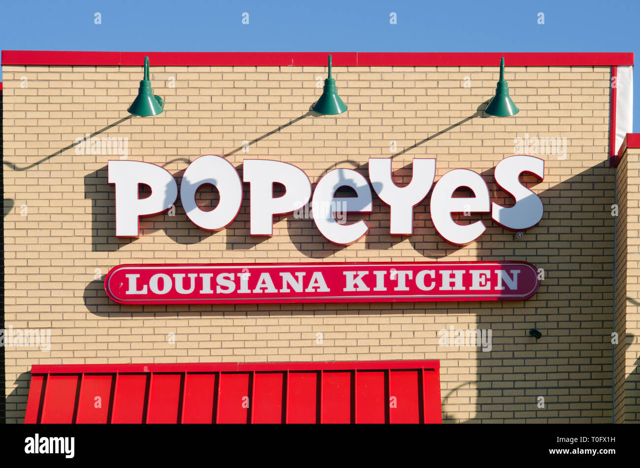 Extérieur de Popeyes Louisiane Cuisine Restaurant avec sign in New Bedford, Massachusetts, USA. La chaîne nous est connue pour fried chicken Banque D'Images