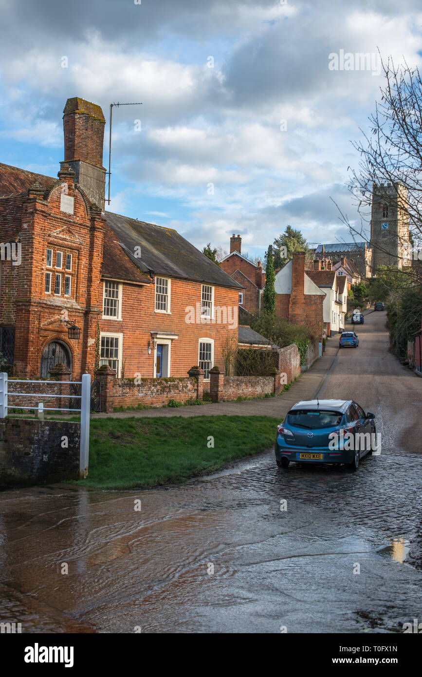 Fort de la rivière Ford à l'avant du quinzième siècle Ye Olde River House à partir de 1490, dans la région de Kersey village, Suffolk, East Anglia, Angleterre, Royaume-Uni. Banque D'Images Fort de la rivière Ford à l'avant du quinzième siècle Ye Olde River House à partir de 1490, dans la région de Kersey village, Suffolk, East Anglia, Angleterre, Royaume-Uni. Banque D'Images