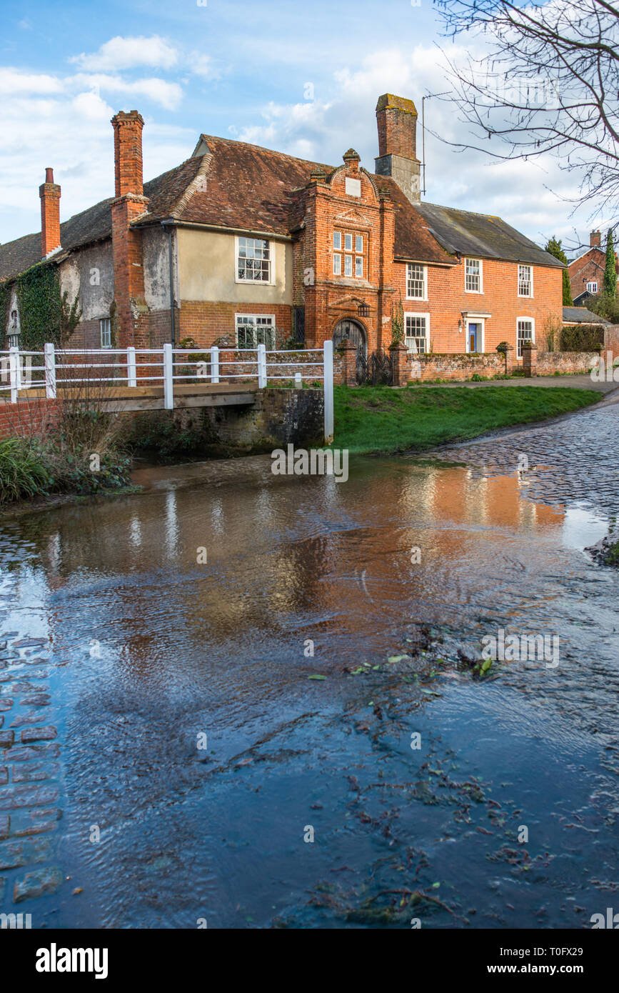 Fort de la rivière Ford à l'avant du quinzième siècle Ye Olde River House à partir de 1490, dans la région de Kersey village, Suffolk, East Anglia, Angleterre, Royaume-Uni. Banque D'Images Fort de la rivière Ford à l'avant du quinzième siècle Ye Olde River House à partir de 1490, dans la région de Kersey village, Suffolk, East Anglia, Angleterre, Royaume-Uni. Banque D'Images