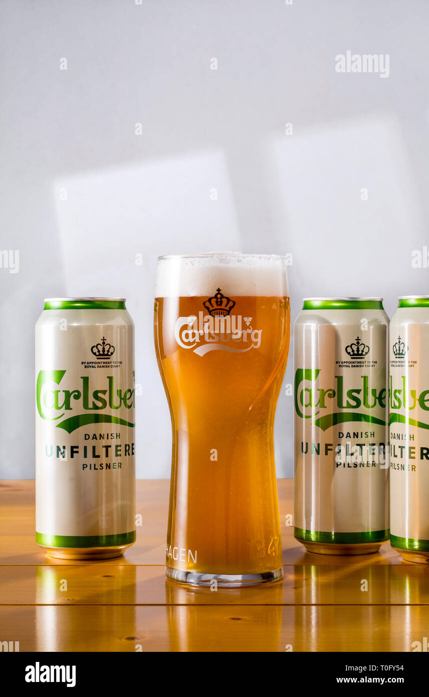 Carlsberg en canettes de bière Pilsener non filtrée Banque D'Images