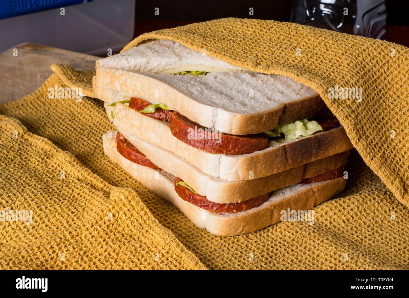 Sandwiches étant enveloppé dans un chiffon Banque D'Images