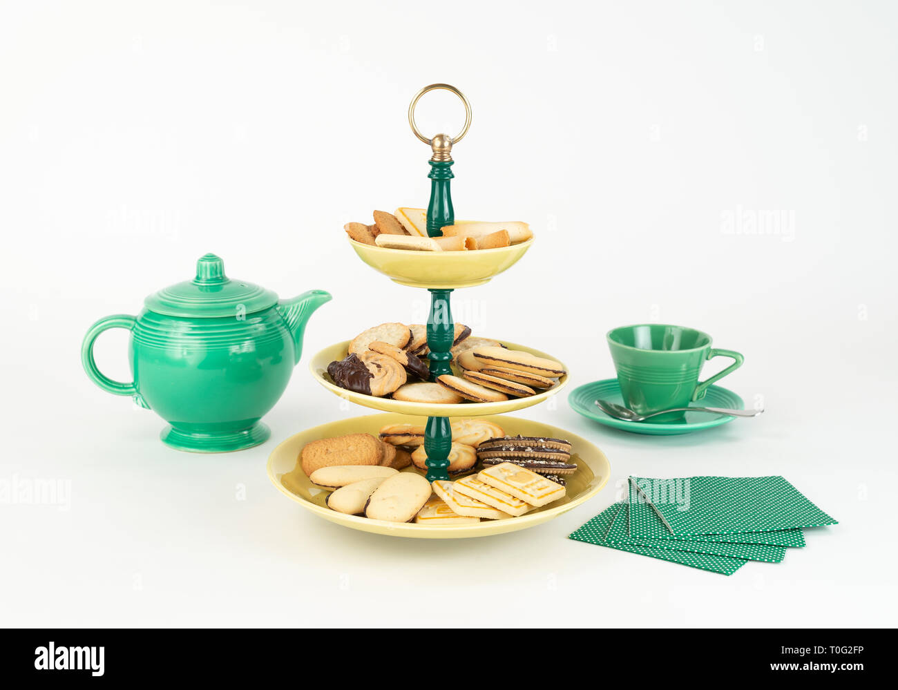 Niveau trois Mid-Century Modern plat de service avec les plaques émaillée jaune bakélite vert tige anneau en laiton poignée pour Desserts Plateau Pot Carafe de café Banque D'Images