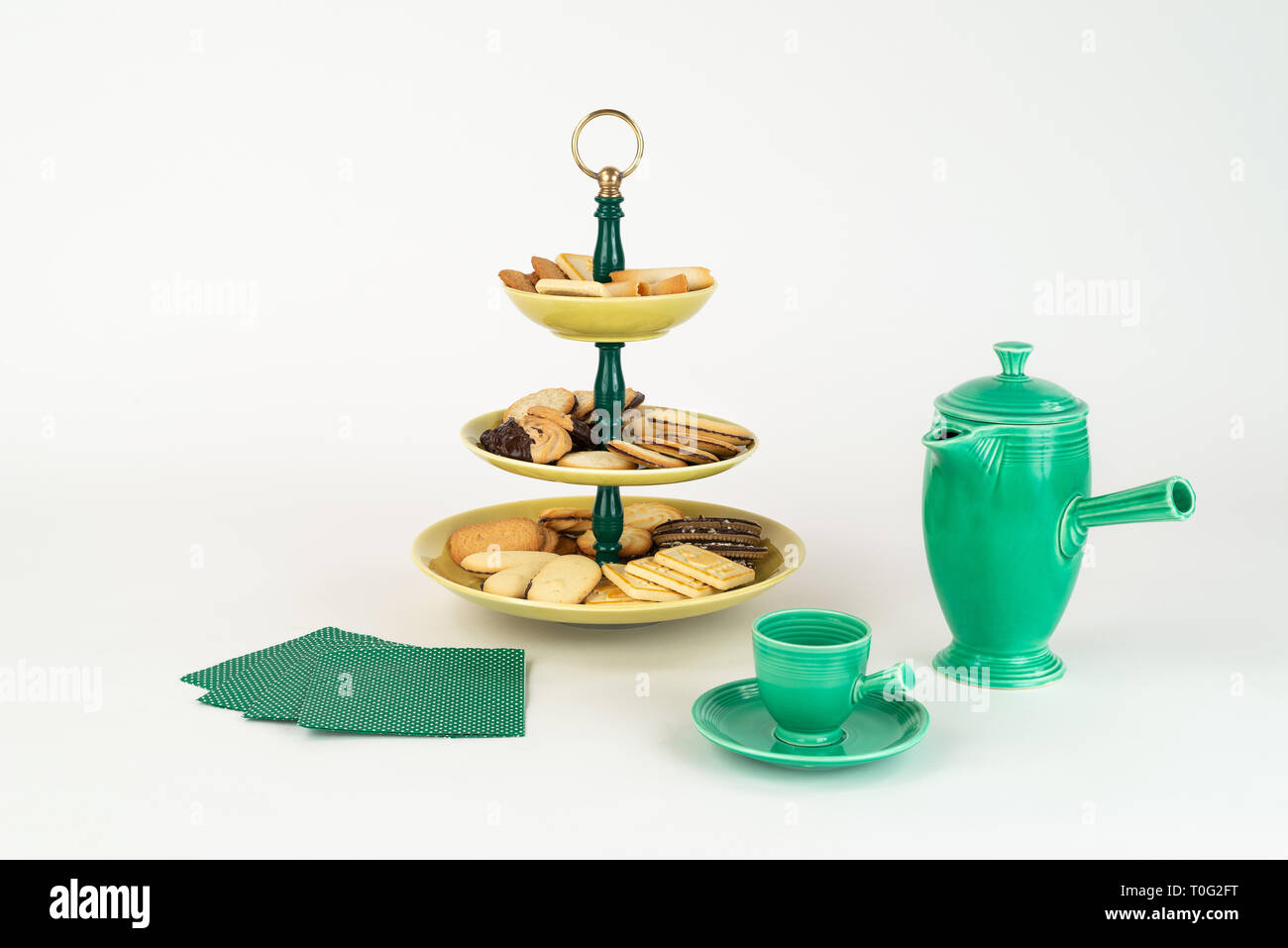 Niveau trois Mid-Century Modern plat de service avec les plaques émaillée jaune bakélite vert tige anneau en laiton poignée pour Desserts Plateau Pot Carafe de café Banque D'Images