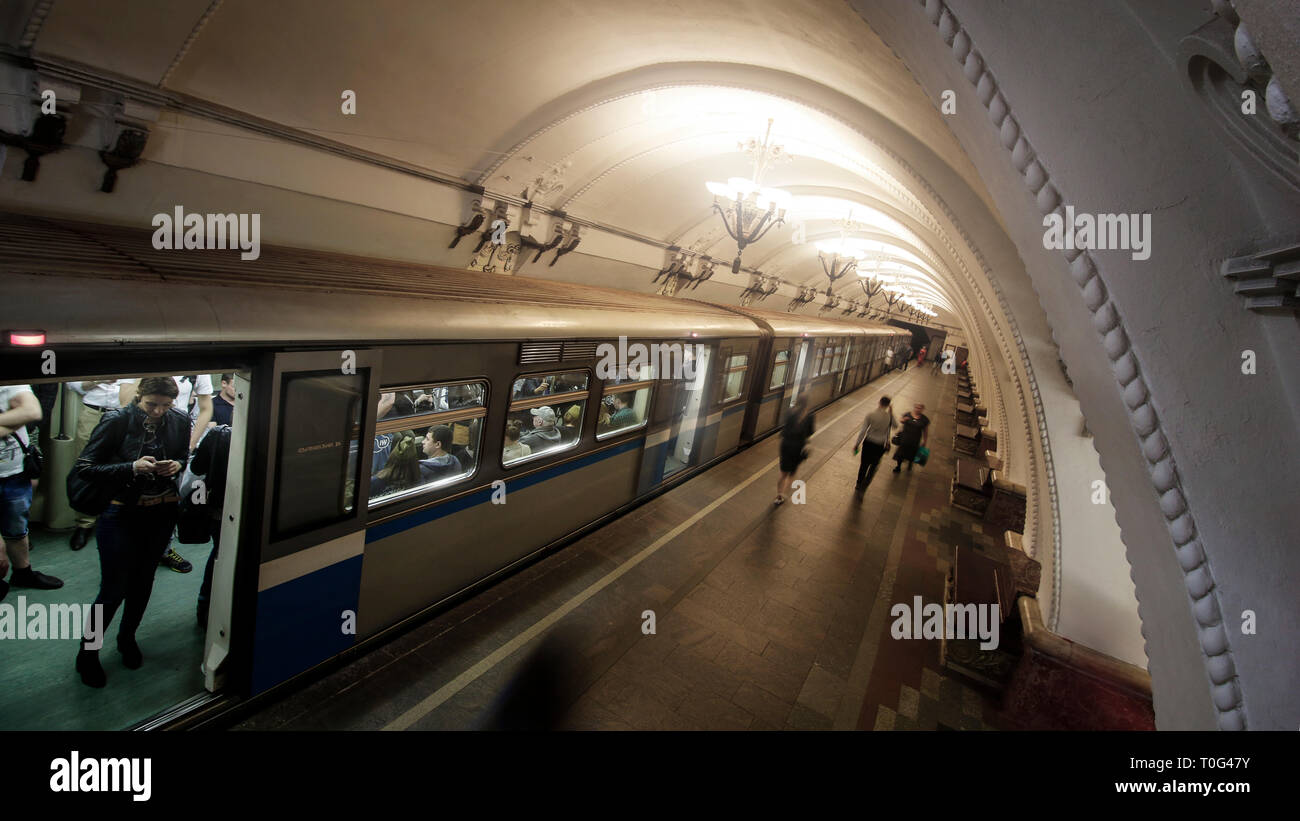 En attente d'un train à une station de métro à Moscou. Banque D'Images