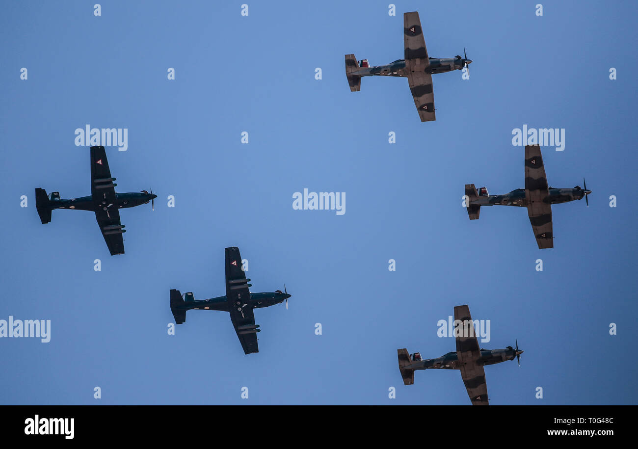 L'aéroport d'Hermosillo, meeting aérien à l'ouverture d'un nouveau hangar par le Président Enrique Peña Nieto, lors de la célébration des 101 ans de l'Armée de l'air mexicaine, qui a eu lieu à la base aérienne militaire n° 18. Hermosillo Sonora au Mexique le 10 février 2016 Espectáculo aéreo sobre el aeropuerto de Hermosillo, durante la inauguración de un nuevo hangar por el Presidente Enrique Peña Nieto, durante los festejos del 101 aniversario de la Fuerza Aérea Mexicana, celebrado en la Base Aérea Militar nº18. Hermosillo Sonora Mexico un 10 février 2016 Banque D'Images